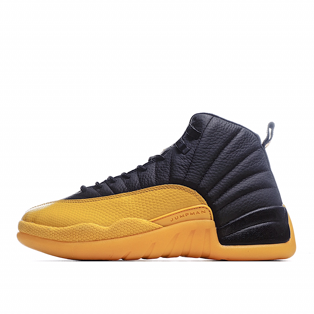 I5 纯原 ��Air Jordan 12 Retro AJ12 乔12 男子文化篮球鞋 黑黄 圈内知名口碑大厂出品 鞋面采用经典的黑蓝双色装饰 与早年乔丹本人上脚的病倒配色有着异曲同工之妙。细节方面鞋身黑色部分采用手感柔软的荔枝皮呈现，蓝色部位则以类似麂皮材质打造，鞋带扣辅以磨砂黑点缀，质感相当出众，同时带来丰富层次感。中底搭载全掌 Zoom 气垫和超大碳板的豪华配置，经典高帮设计搭配辨识度极高的黑蓝配色，十分适合秋冬季节上脚