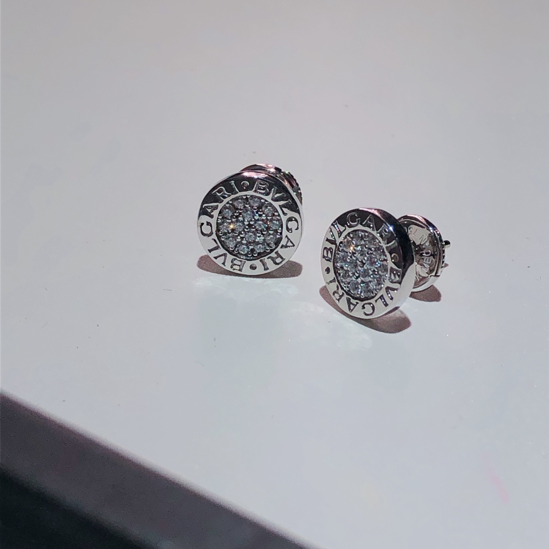NO:102704,BV round cake with drill earrings, with flying saucer cards, a model that doesn't fit into the thighs. It's really super versatile, Bulgari earrings, bottega veneta, bvlgari19860909BV 圆饼带钻耳钉 配飞碟牌 不入拍大腿的一款 真的超级百搭,宝格丽耳钉,bottega veneta,bvlgari,Jewelry