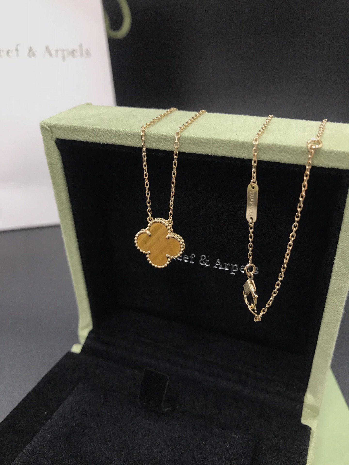 NO:360822,Van Cleef & Arpels Van Cleef & Arpels Four-leaf Cleef Necklace Classic style is your first choice for matching, Vac necklace, van clear, necklace19860909Van Cleef &Arpels 梵克雅宝四叶草项链 经典不衰的款式 是你平时搭配的首选,Vac项链,van cleef,necklace,Jewelry