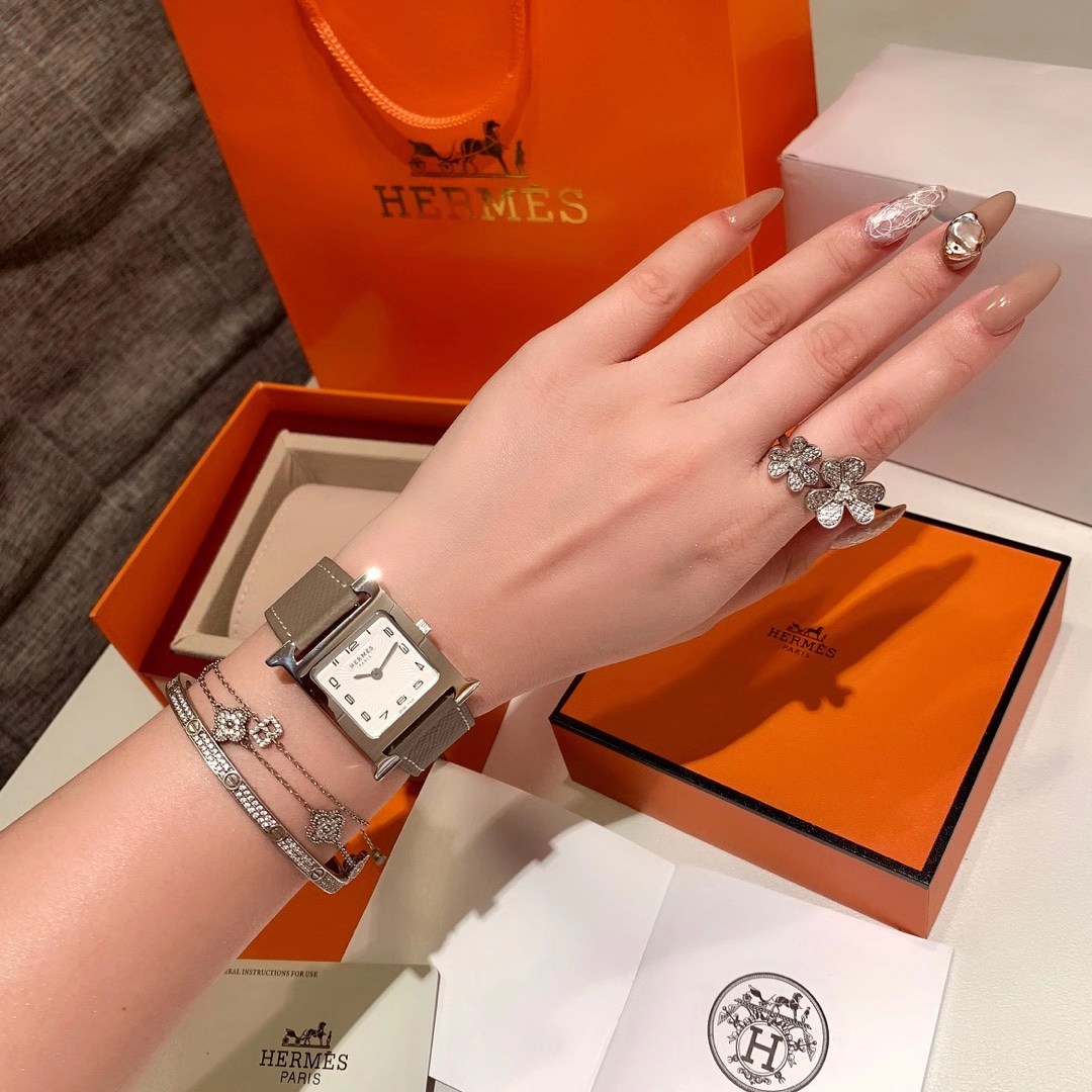Hermès 爱马仕 H皮带LOGO标志 表壳尺寸：中号 不锈钢表壳 “羽毛”镶钻 26X26毫米