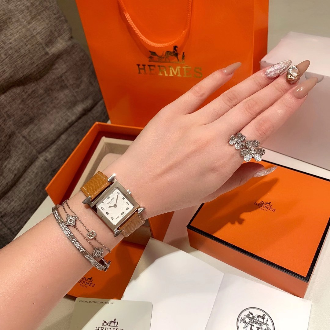 Hermès 爱马仕 H皮带LOGO标志 表壳尺寸：中号 不锈钢表壳 “羽毛”镶钻 26X26毫米
