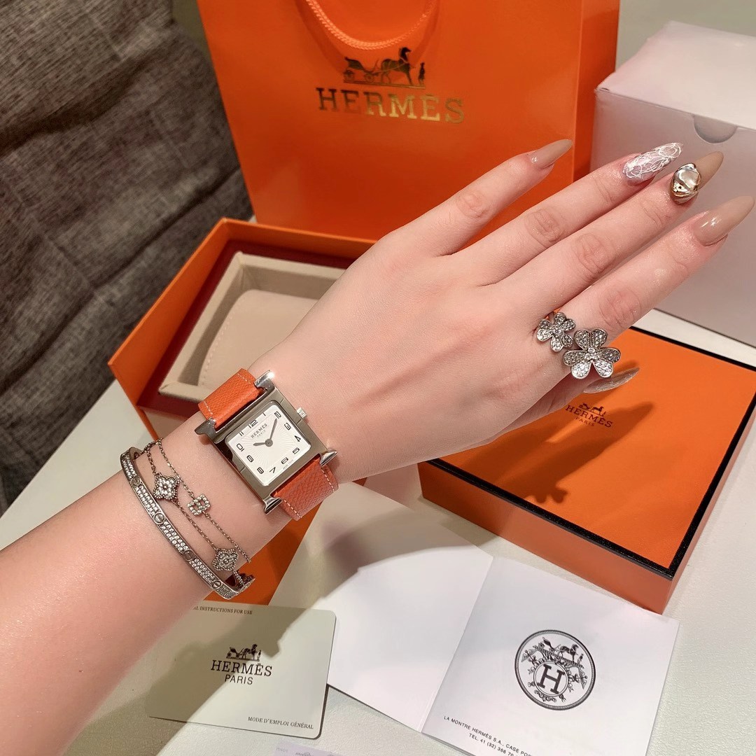 Hermès 爱马仕 H皮带LOGO标志 表壳尺寸：中号 不锈钢表壳 “羽毛”镶钻 26X26毫米