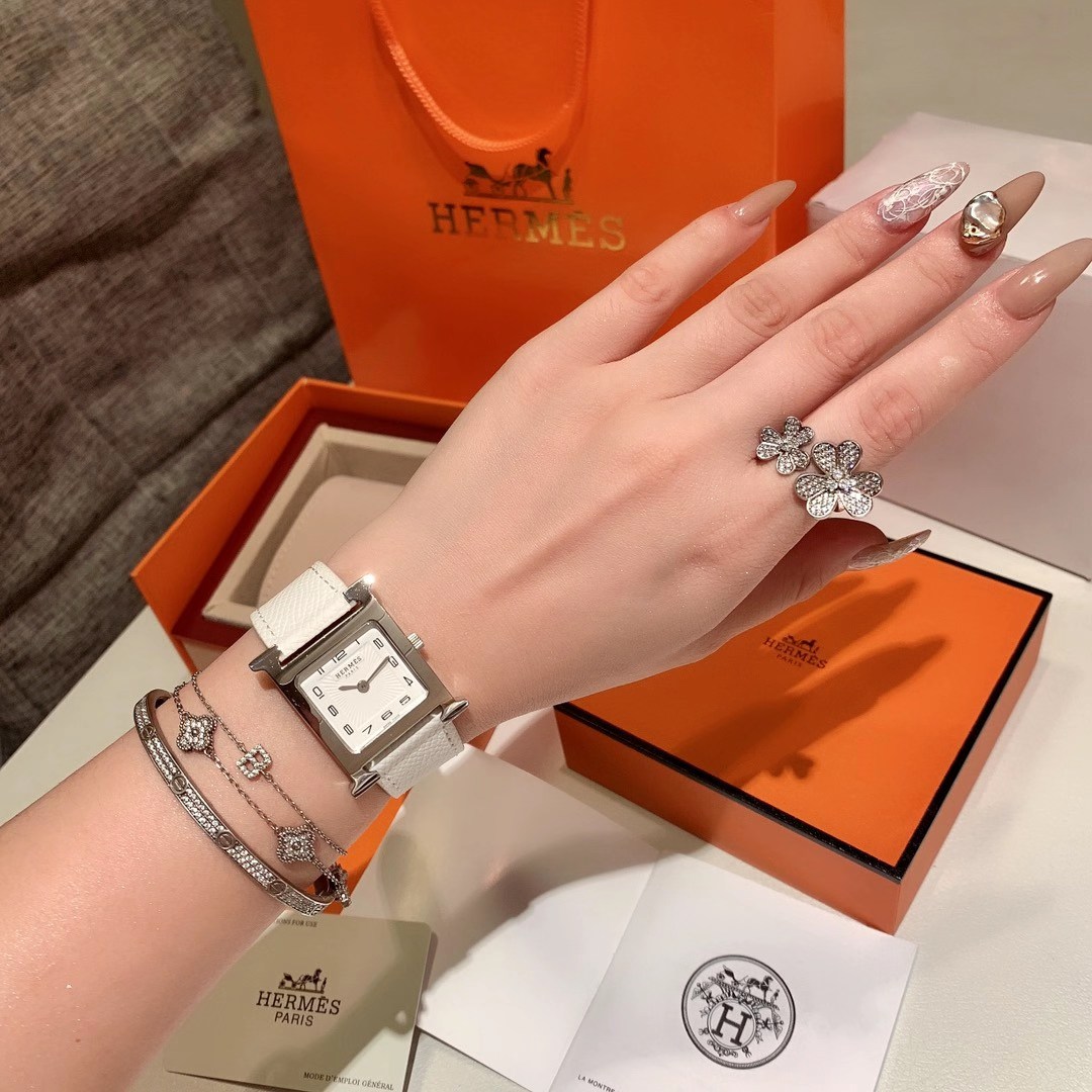 Hermès 爱马仕 H皮带LOGO标志 表壳尺寸：中号 不锈钢表壳 “羽毛”镶钻 26X26毫米