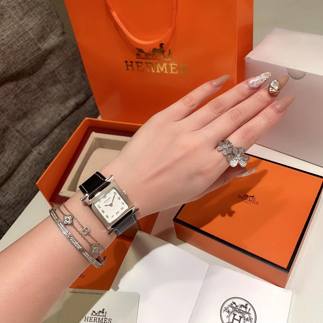 Hermès 爱马仕 H皮带LOGO标志 表壳尺寸：中号 不锈钢表壳 “羽毛”镶钻 26X26毫米