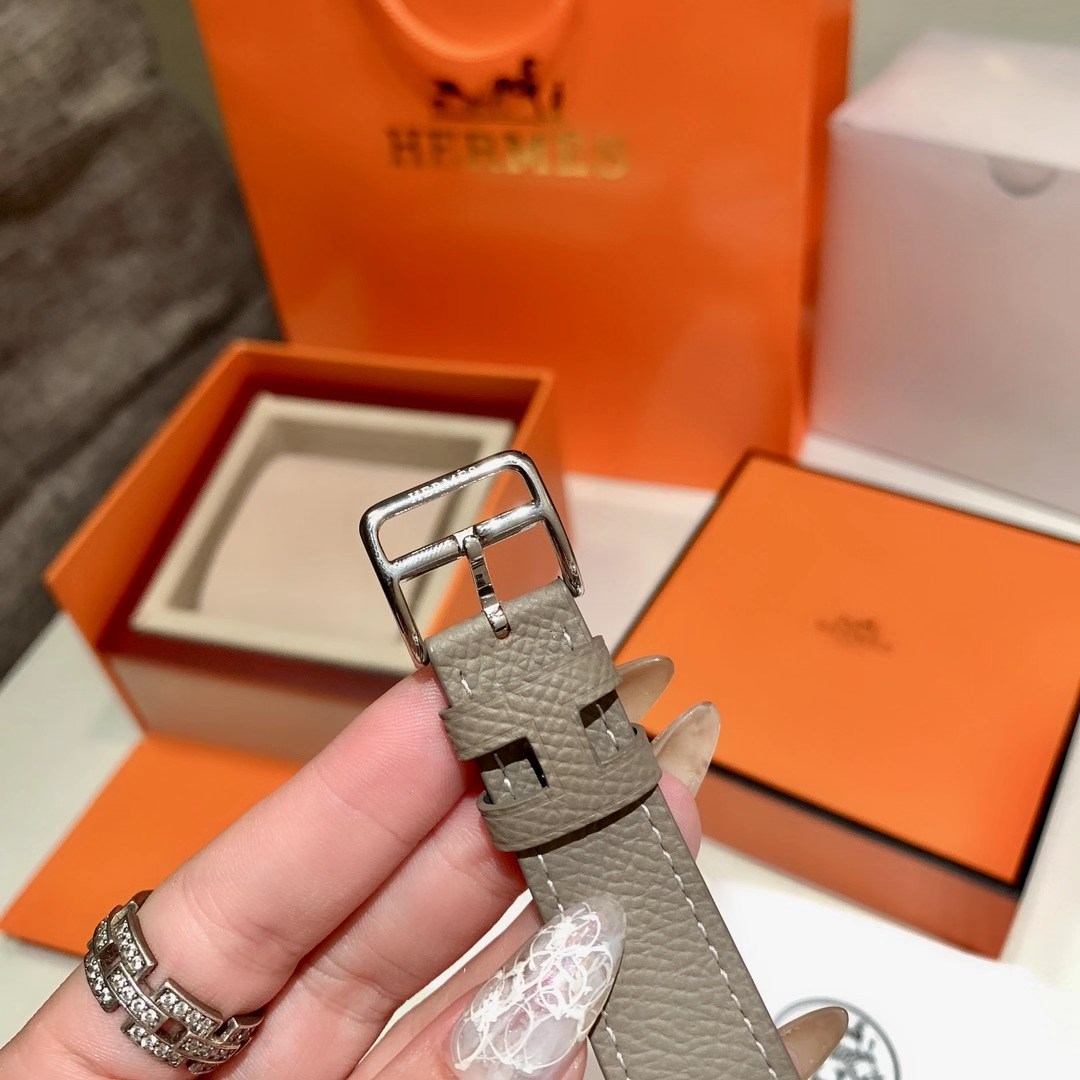 Hermès 爱马仕 H皮带LOGO标志 表壳尺寸：中号 不锈钢表壳 “羽毛”镶钻 26X26毫米