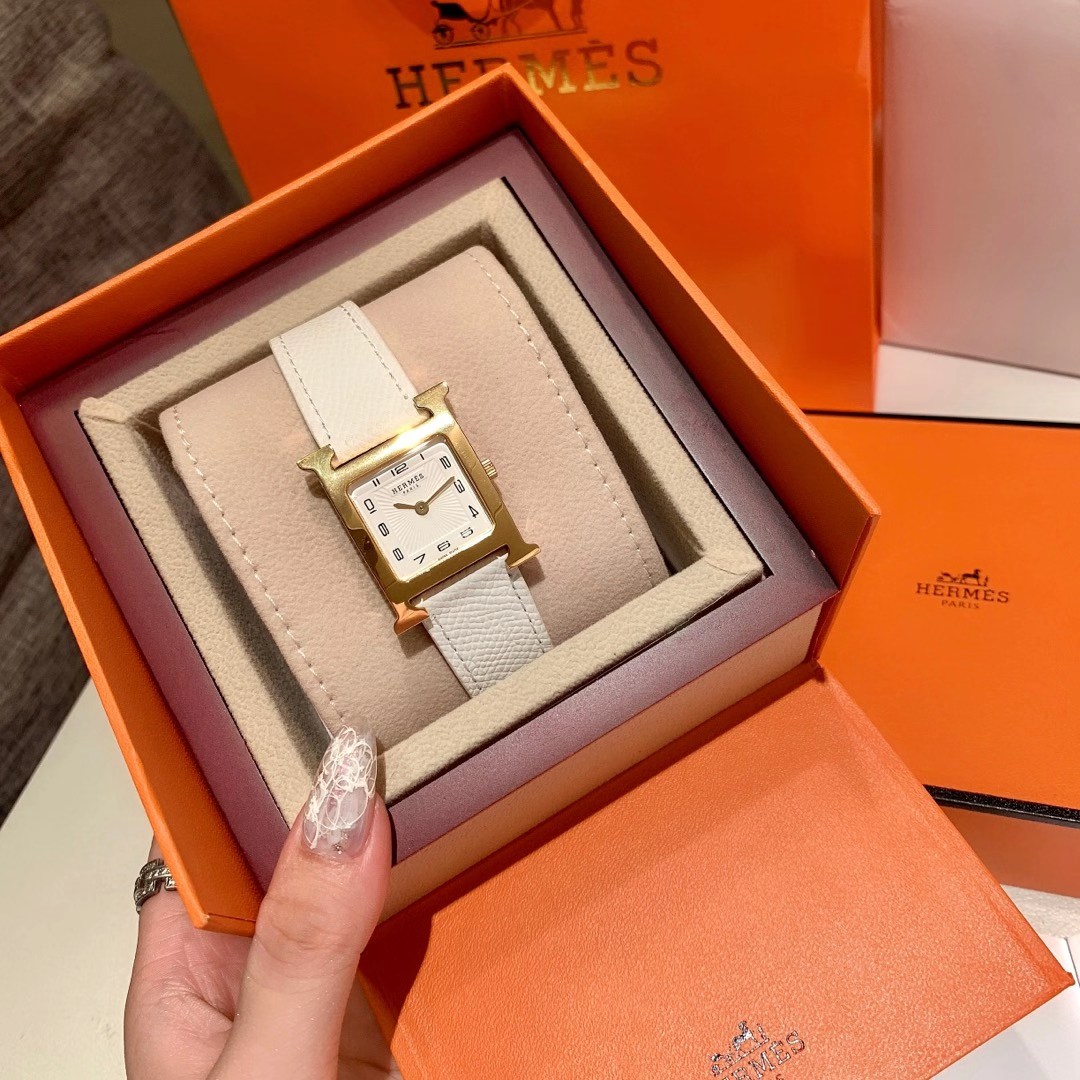 Hermès 爱马仕 H皮带LOGO标志 表壳尺寸：中号 不锈钢表壳 “羽毛”镶钻 26X26毫米