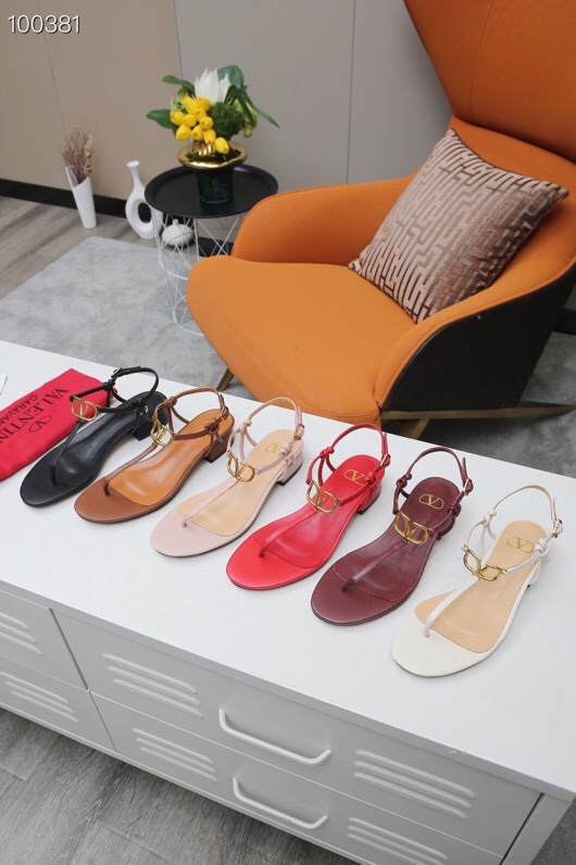 NO:231008,2068-1 Valentino's latest hit model is on the market. Very comfortable, simple and atmospheric. Original hardware buckle mold. The fabric is imported top layer calfskin. The inner imported sheepskin. Color black, khaki, red, earthy yellow, burgundy, light pink, off-white, outsole imported non-slip wear-resistant rubber outsole. Standard code 35-43 Custom leather outsole, split-toe shoes, valentino, cowhide, sheepskin, Leather soles198609092068-1华伦天奴最新爆款上市 非常舒适 简单大气 原版五金扣开模 面料采用进口头层小牛皮 内里进口羊皮 颜色黑色, 卡其色,红色, 土黄色, 酒红色 ,浅粉色, 米白色,大底进口防滑耐磨橡胶大底 标准码35-43 订做真皮大底,分趾鞋,valentino,cowhide,sheepskin,Leather soles,Women's Shoes