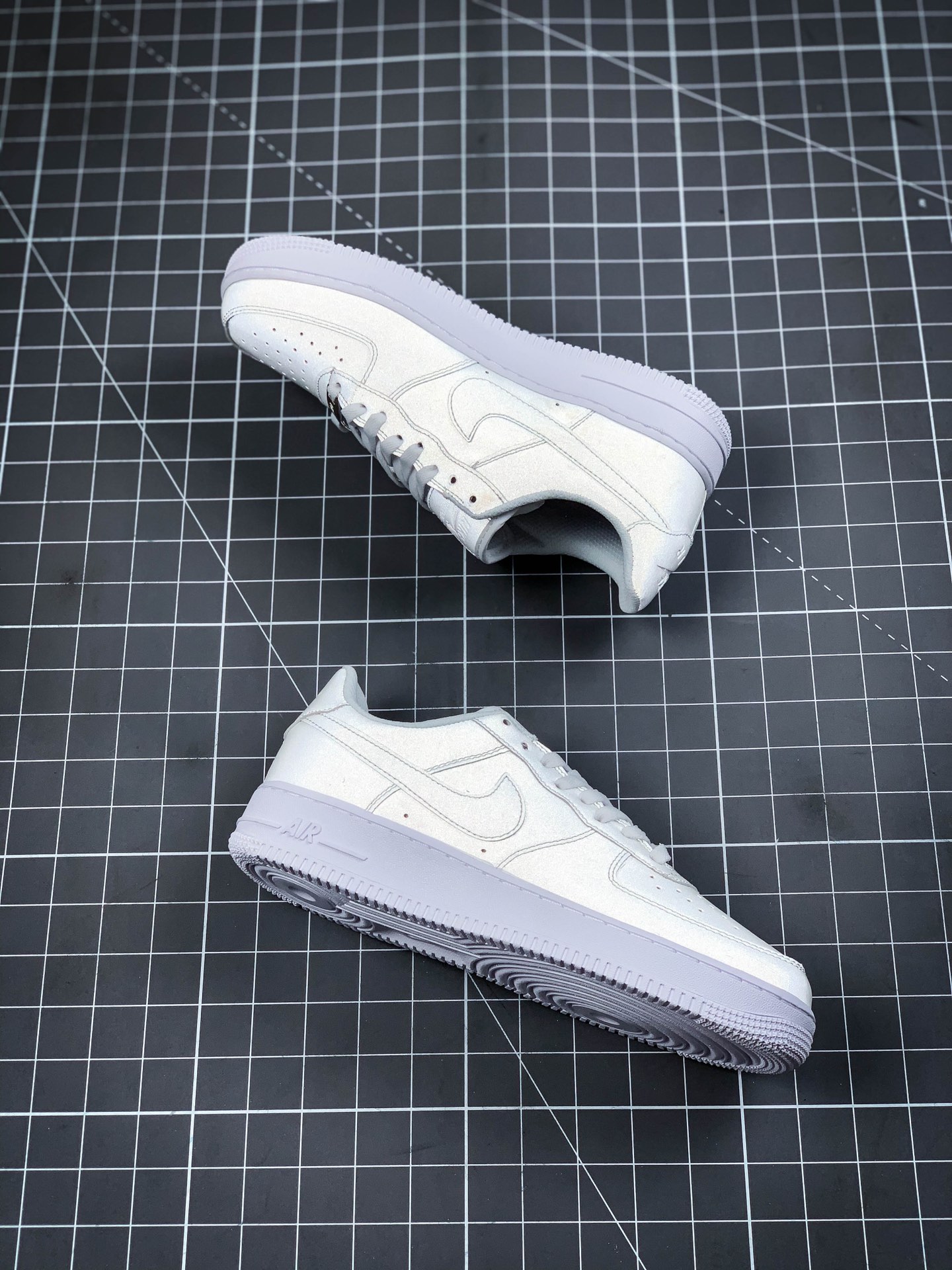 200 新配色 耐克/NIKE AIR FORCE 1 ’07 耐克空军一号低帮板鞋  3M反光  DC2082-100