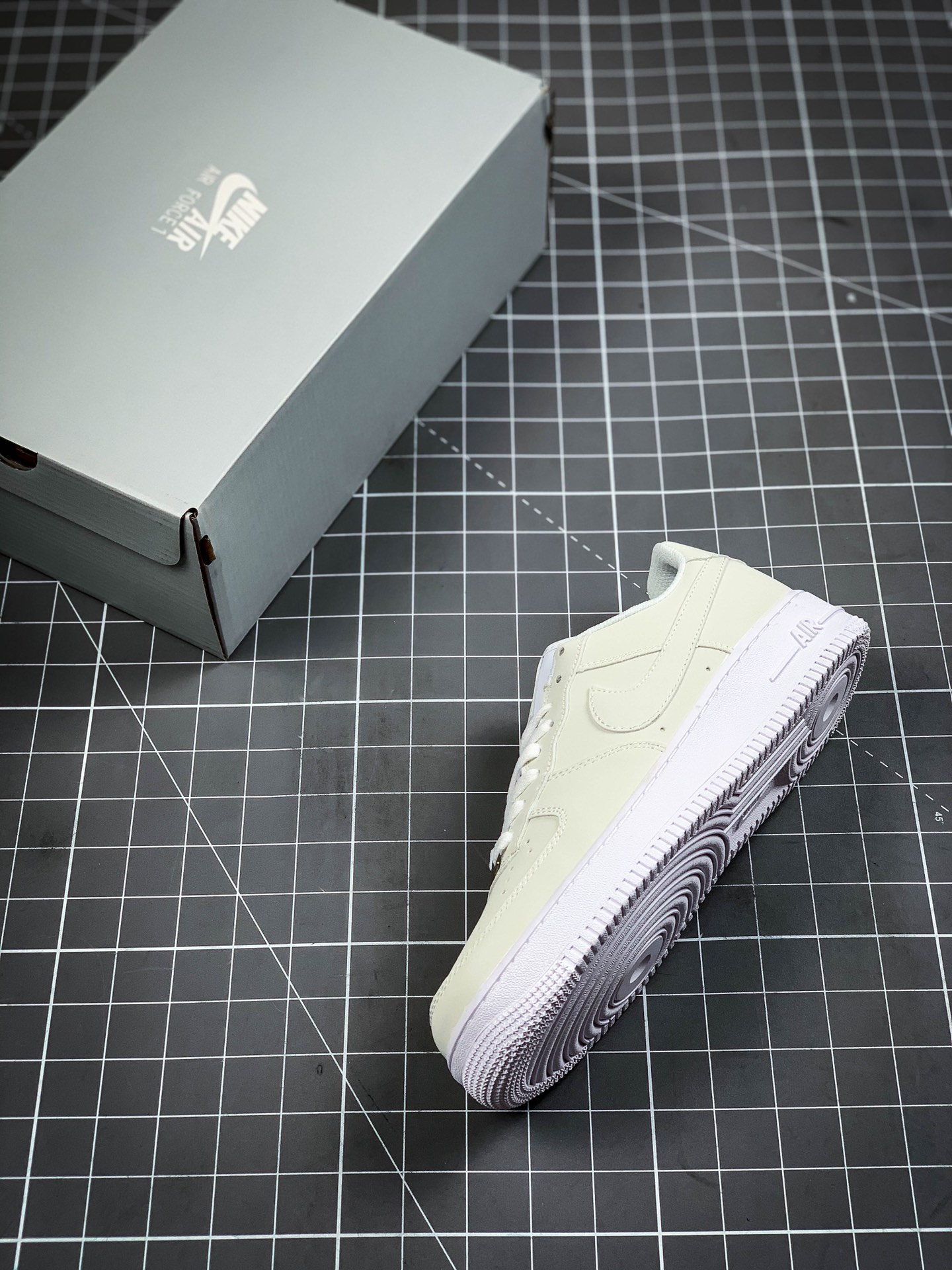 200 新配色 耐克/NIKE AIR FORCE 1 ’07 耐克空军一号低帮板鞋  3M反光  DC2082-100