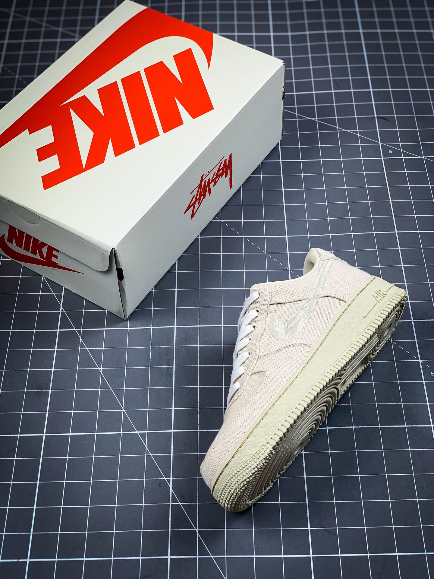 400 Stussy x Air Force 1 '07 ”White Cool” 斯图西联名空军 “白麻布电绣钩子”CZ9084-001