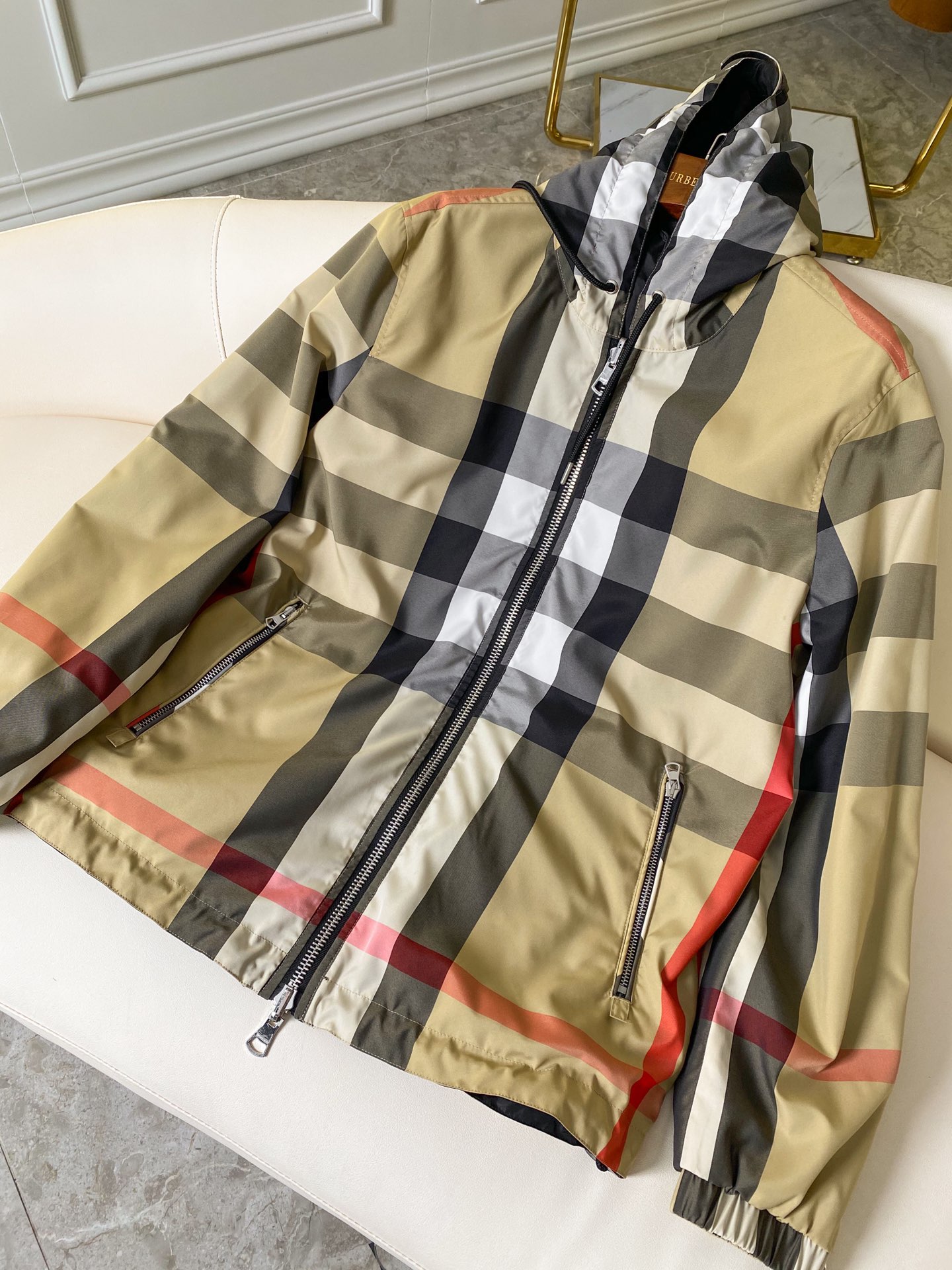 NO:782489,Reversible plaid recycled polyester fiber and ECONYL jacket (with full set of packaging) [BUR's top product, a treasure of the store] [ready for delivery in seconds] The reversible plaid sports jacket is coming. The counter price is 10,000, and the official website is facing the point of being sold out. You can imagine how popular this sports and leisure plaid jacket is!  High-end outdoor sports and leisure series, very hot sports trend!  BUR's ace channel kills all versions on the market. It can only be said that it is not of the same level at all. Regardless of the material, detail restoration and craftsmanship, it is not afraid of any challenges, just to provide everyone with excellent products. A lightweight hooded jacket, the pure black front uses a decorative logo pattern, and the back uses the most classic and recognizable plaid design. The plaid is still neatly paired!  It perfectly demonstrates the presence of the BUR brand, and is highly recognizable with a loose, dropped-shoulder design. Autumn sports can not only block the headwind for you, but also prevent ultraviolet rays from tanning the skin, and are perfectly breathable and quick-drying!  It’s also rainproof and windproof in winter so you don’t have to worry about traveling!  Every bit is very unique, waterproof, sunproof, windproof, lightweight, extreme quality, and gorgeous details!  !  The upper body naturally has that kind of generous and simple beauty, which brings out the exquisite and stylish high-end atmosphere. Both the recognition and personality are very good. It can be easily worn to show the pursuit of fashion by young ladies and brothers!  !  Made of Vintage plaid fabric made of recycled polyester fiber yarn; the reverse side is made of solid color ECONYL, ECONYL  It is a sustainable nylon fabric made from recycled fishing nets, fabric waste and industrial plastics. It has certain waterproof properties and can be worn on both sides. One piece is equivalent to two pieces, and the loose version is more suitable for outdoor sports in autumn and winter. The matching effect is also perfect, and it perfectly meets the needs of various wearing occasions. It is extremely extraordinary, the grade and charm are extremely outstanding, and it can also highlight the brand specifications and your pursuit of fashion!  !  Needless to say, it’s a good thing. If you miss it, it will be your last song. I look forward to your fans’ perfect performance!  !  The sizes are S, M, L, XL, XXL, Burberry - clothing, burberry, jackets & coats, jackets & coats, hats,19860909双面两穿格纹再生聚酯纤维拼 ECONYL 外套（配全套包装）【BUR王牌尖货,镇店之宝】【现货秒发】 双面穿格纹运动夹克重磅来袭,柜台售价一万,官网面临着售罄的地步可想而知这款运动休闲一体的格纹冲锋衣有多火爆！高端户外运动休闲系列,非常火热运动风潮！ BUR王牌渠道 秒杀市面上一切版本 只能说根本就不是一个级别的存在 不管是材质还是细节还原度以及工艺制作方面 不惧任何挑战,只为给大家奉献绝妙产物 轻便连帽外套,纯黑色的正面采用了装饰徽标logo图案,反面采用了最经典最有识辨度的格纹设计,依然是格纹对的整整齐齐的！完美的彰显了BUR品牌的存在感,极具辨识度搭配宽松落肩版型效果设计 秋天运动不仅能为你阻挡逆风,还能不让紫外线晒黑皮肤、更能完美透气速干！冬天也能防雨防风让你无惧出行！每一处都是非常独特的,防水,防晒,防风,轻便,品质极端,细节华丽！！上身自然而然的具备那种大方简约之美 衬托出精致有型的高档气息感 无论辨识度还是个性感都是非常的到位 轻松穿搭出小姐姐小哥哥对于时尚的追求！！ 配置了再生聚酯纤维纱线制成的 Vintage 复古格纹面料打造；反面采用纯色 ECONYL 打造,ECONYL 是由再生的渔网、织物废料和工业塑料制成的可持续尼龙面料.具有一定的防水性能,可双面穿一件等于两件,且宽松的版型比较适合秋冬外出运动,搭配方面也是完美穿搭效果,完美的符合各种穿搭场合的所需.极为非凡,档次与魅力更是极为的出色亮眼,更能够彰显品牌规格与你对于时尚的追求！！ 好物无需多言,错过便是绝唱,期待各位粉丝的完美演绎！！ 码数分别是S、M、L、XL、XXL,博柏利-服装,burberry,jackets & coats,jackets & coats,hats,,Women's clothing