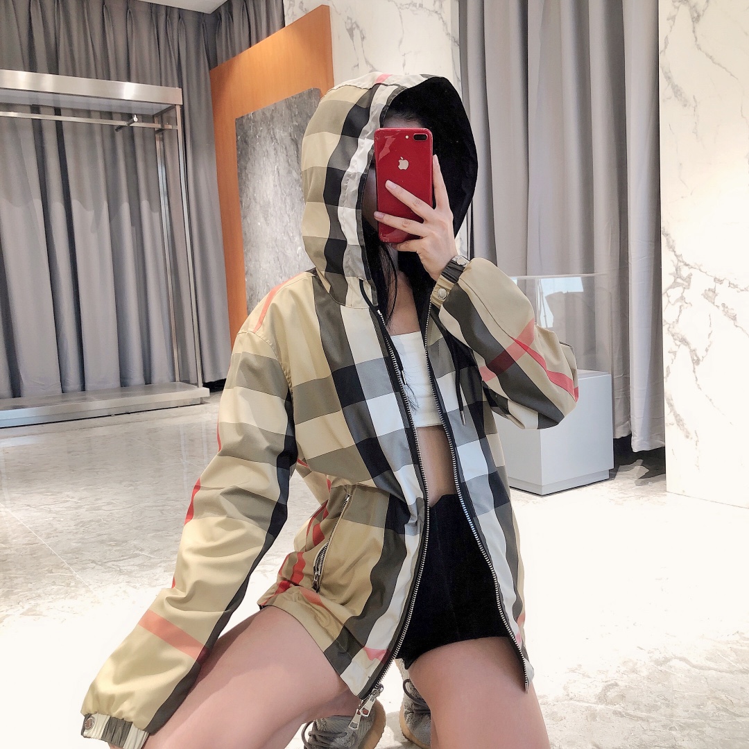 NO:782495,Actual shot of the model’s upper body!  The same style for men and women. It can be easily worn in various sizes and styles. Burberry - Clothing,19860909模特上身实拍！男女同款.各种尺码各种穿法都能轻松驾驭,博柏利-服装,,Women's clothing