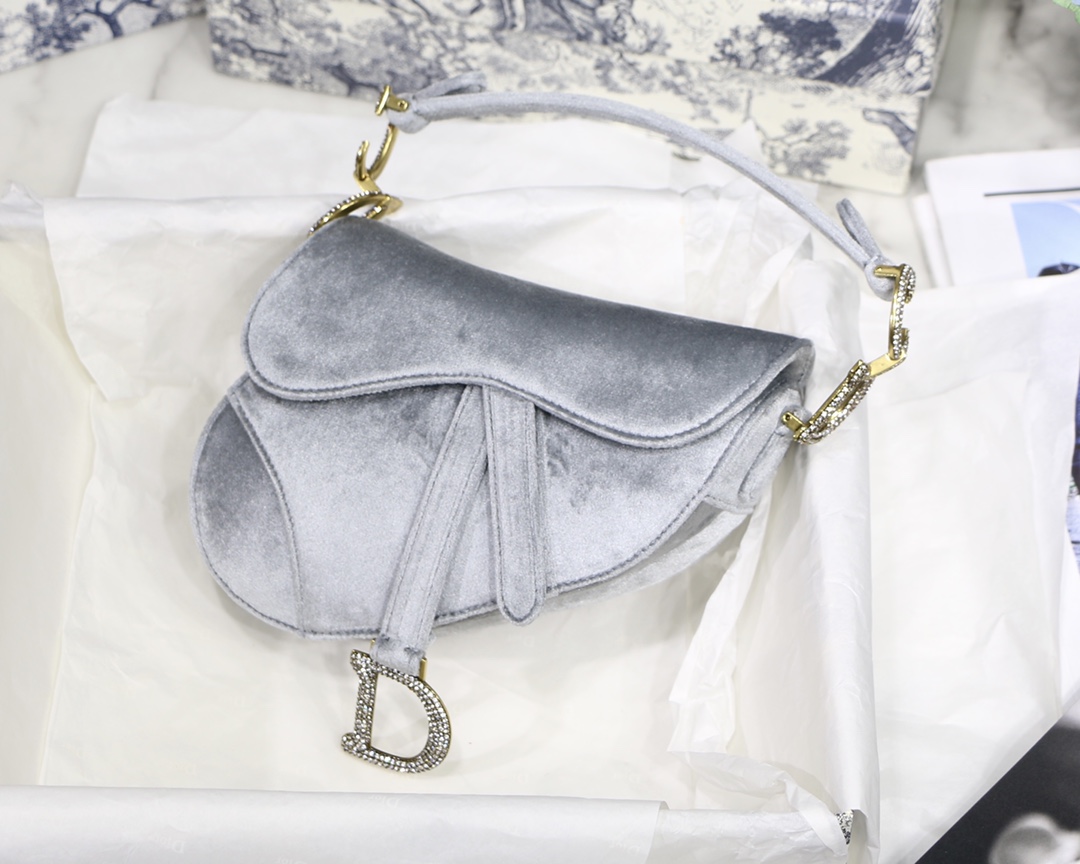 DIOR Saddle sac bandoulière en velours avec fermoir CD en strass