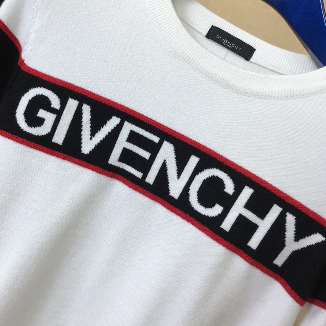 Givenchy 纪梵希秋冬专柜新款字母圆领毛衣，低调优雅，打底外穿都好看高端时尚大气，彰显高雅气质兼容性很高，一贯的高品质，厚薄适中，一件衣服 最重要的就是版型版型好上身才好看无论从整体还是细节都透出品质超群的优点穿着既舒服又合身！