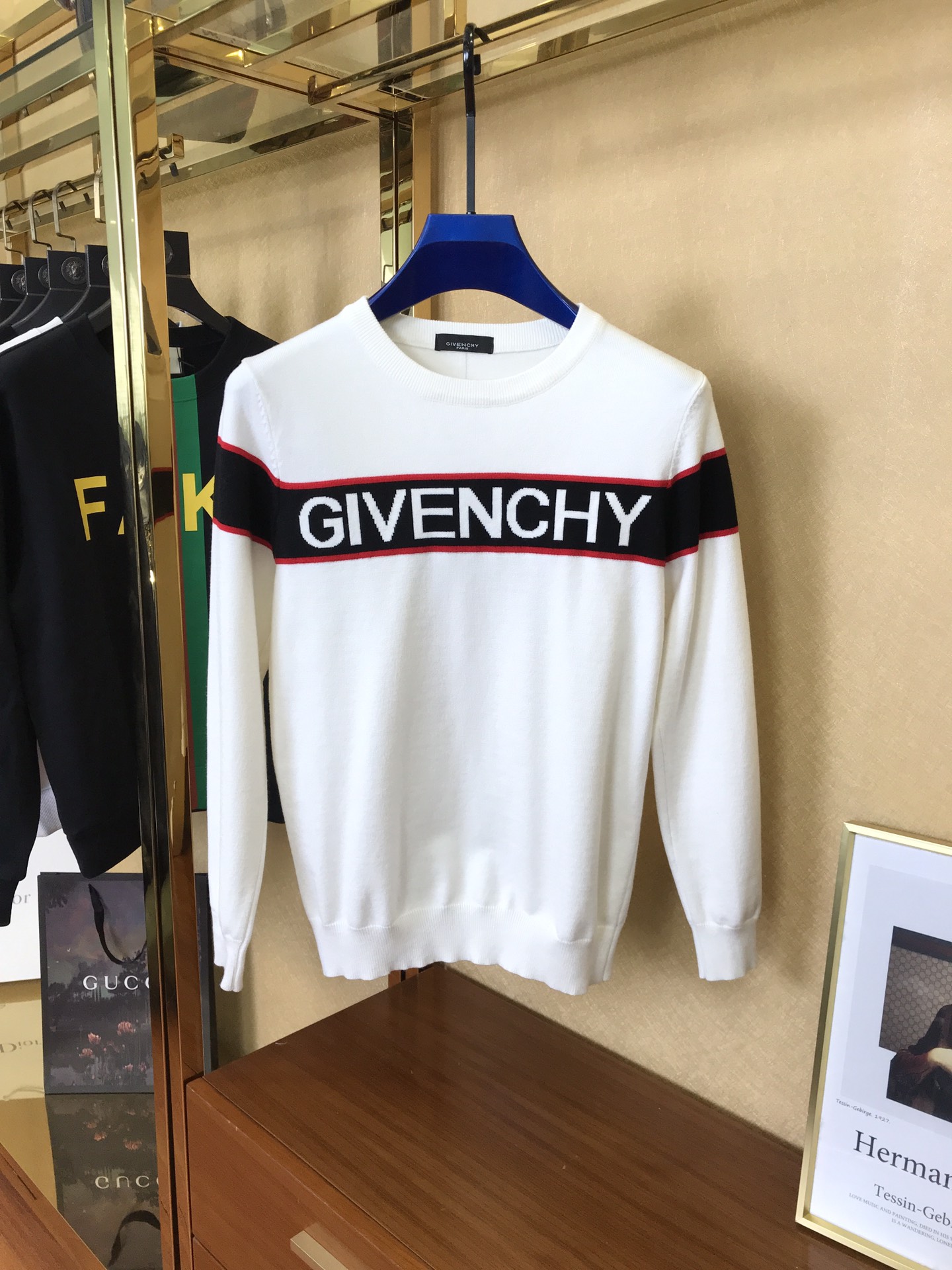 Givenchy 纪梵希秋冬专柜新款字母圆领毛衣 ，低调优雅，打底外穿都好看高端时尚大气，彰显高雅气质兼容性很高，一贯的高品质，厚薄适中，一件衣服最重要的就是版型版型好上身才好看无论从整体还是细节都透出品质超群的优点穿着既舒服又合身！