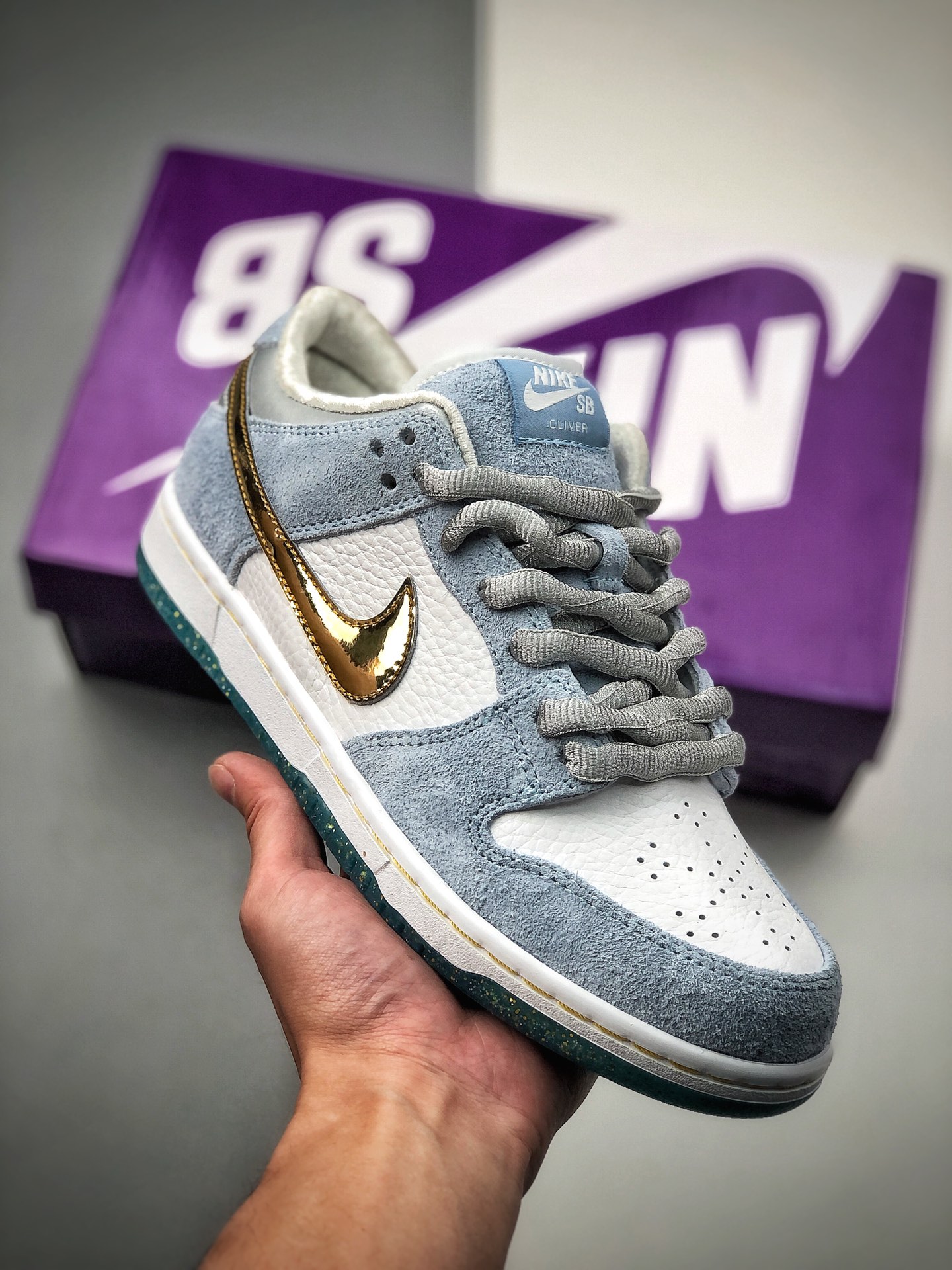 Collaboration with legendary skateboard artist Sean Cliver x Nike SB Dunk Low Pro "White/Psychic Blue-Metallic Gold" du…