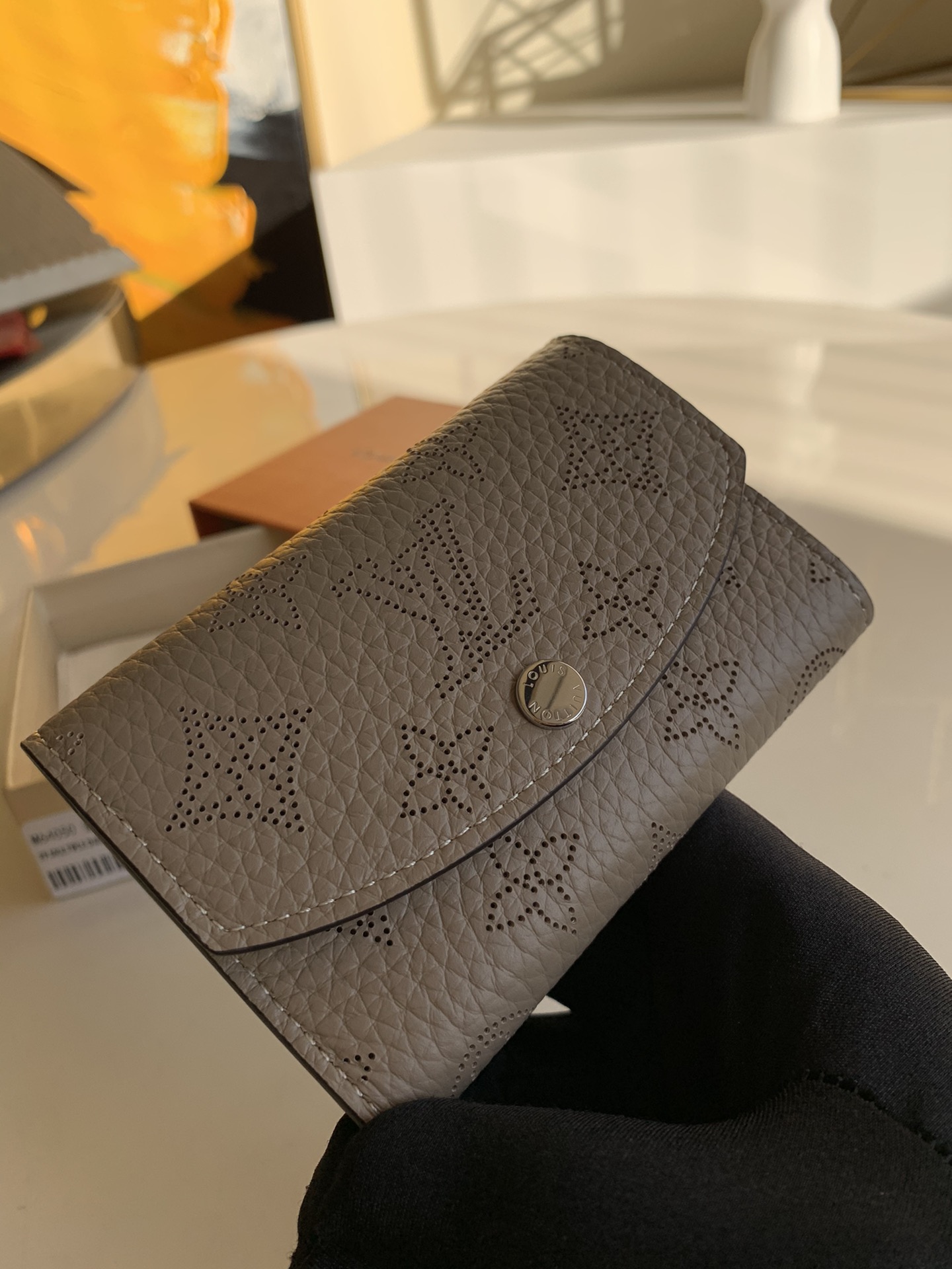 NO:396652,【Exclusive real-life M64050】This cute and practical Porte-Monnaie Anaé shows more charm with a new pocket wallet shape. Mahina leather tailored, slim and practical coin wallet can be easily put into pockets, jackets or small bags. The rustic hollow pattern is full of a unique sense of exquisiteness and elegance.- 12 x 8 x 1 cm - Mahina calfskin outer layer - natural cowhide - cowhide lining - silver metal accessories - envelope-zipper coffe bags - patch pockets - snap-button z.,LV [original leather],louis vuitton, wallets, jackets & coats,cowhide19860909【独家实拍M64050】此款可爱而实用的Porte-Monnaie Anaé以全新的袖珍钱包造型使Mahina系列设计展现出更为丰富的魅力.以Mahina皮革裁制而成,身姿纤巧、设计实用的零钱包,可轻松收入口袋、外套或小包中.质朴的镂空花纹充满别样的精致与优雅之感.- 12 x 8 x 1 厘米- Mahina镂孔小牛皮外层- 天然牛皮饰边- 牛皮内衬- 银色金属配件- 信封式搭盖- 拉链零钱袋- 贴袋- 摁扣开合 z.,LV【原厂皮】,louis vuitton,wallets,jackets & coats,cowhide,Bag