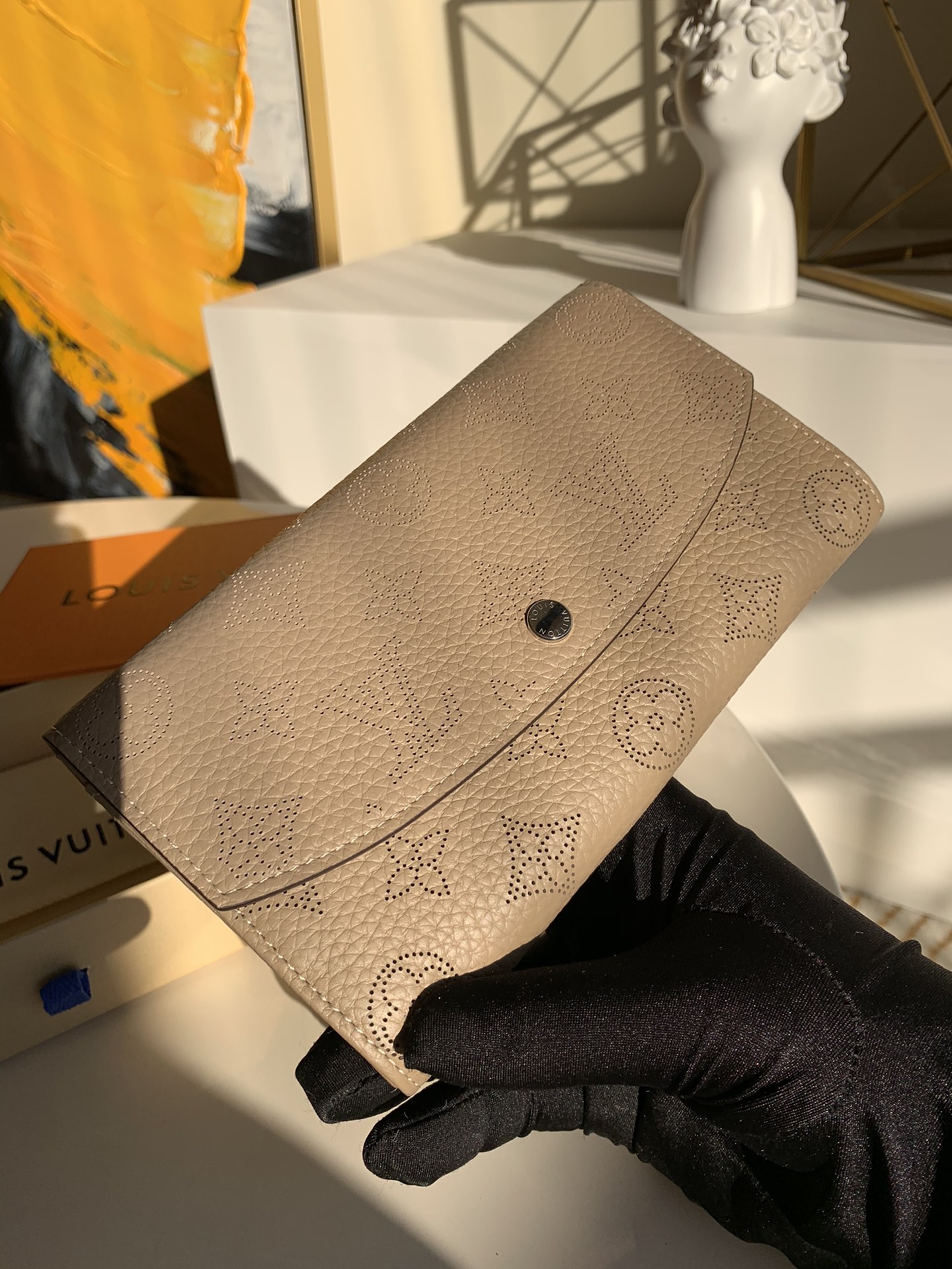 NO:396649,【Exclusive real photo M60143 M60144 M60145】Made of luxurious Mahina leather, this Iris wallet is a delicate and charming accessory, extremely soft calf leather and punched through flower Monogram pattern, equipped with low-key snap buckle closure. Size width 12×19×2 Z., LV [original leather], louis vuitton, wallets, cowhide19860909【独家实拍M60143 M60144 M60145】选用奢华的Mahina皮革打造,这款Iris钱包是精致迷人的配饰,极柔软的小牛皮加入打孔通花Monogram图案,配置低调的按扣开合 尺寸宽12×19×2 Z.,LV【原厂皮】,louis vuitton,wallets,cowhide,Bag