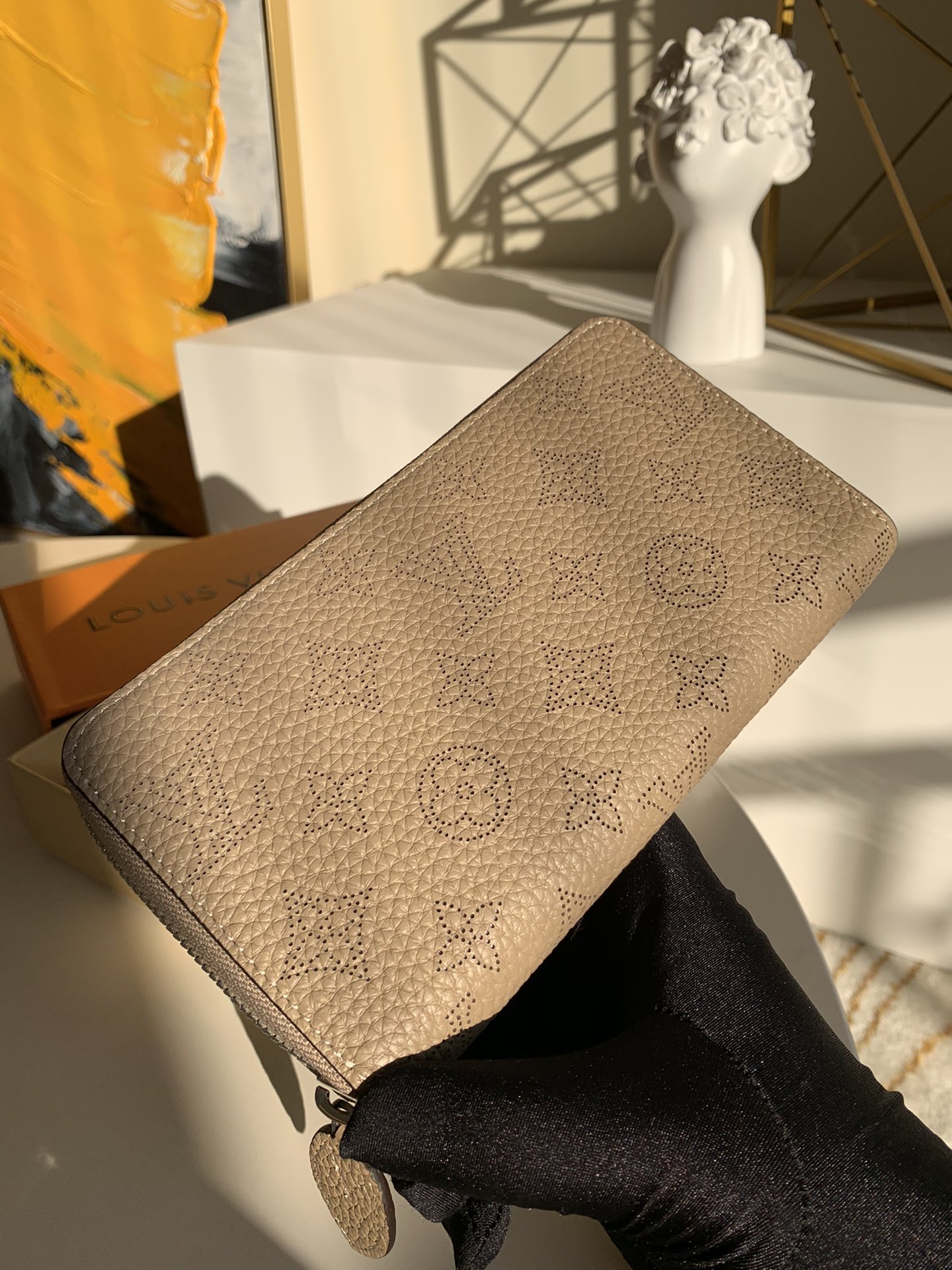 NO:396646,【Exclusive real shot M61867】M58428Zippy wallet, compact design, spacious interior space, a real boutique choice. Soft Mahina leather material with a light grain pattern, paired with Monogram perforated design, elegant and soft. Size 19/10cm A.360, LV [original leather], louis vuitton19860909【独家实拍M61867】M58428Zippy钱夹,设计小巧紧凑、内部空间宽敞,名符其实的精品之选.柔软的Mahina皮革材质,带有淡淡的粒纹,搭配Monogram穿孔设计,优雅而柔美.尺寸19/10cm A.360,LV【原厂皮】,louis vuitton,Bag