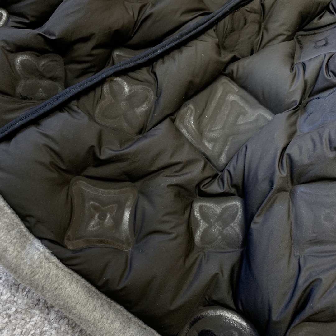 Louis Vuitton 重工 浮雕羽绒服！驴🏠走秀款 气场十足的一件！上身效果太出色了 足以让你在任