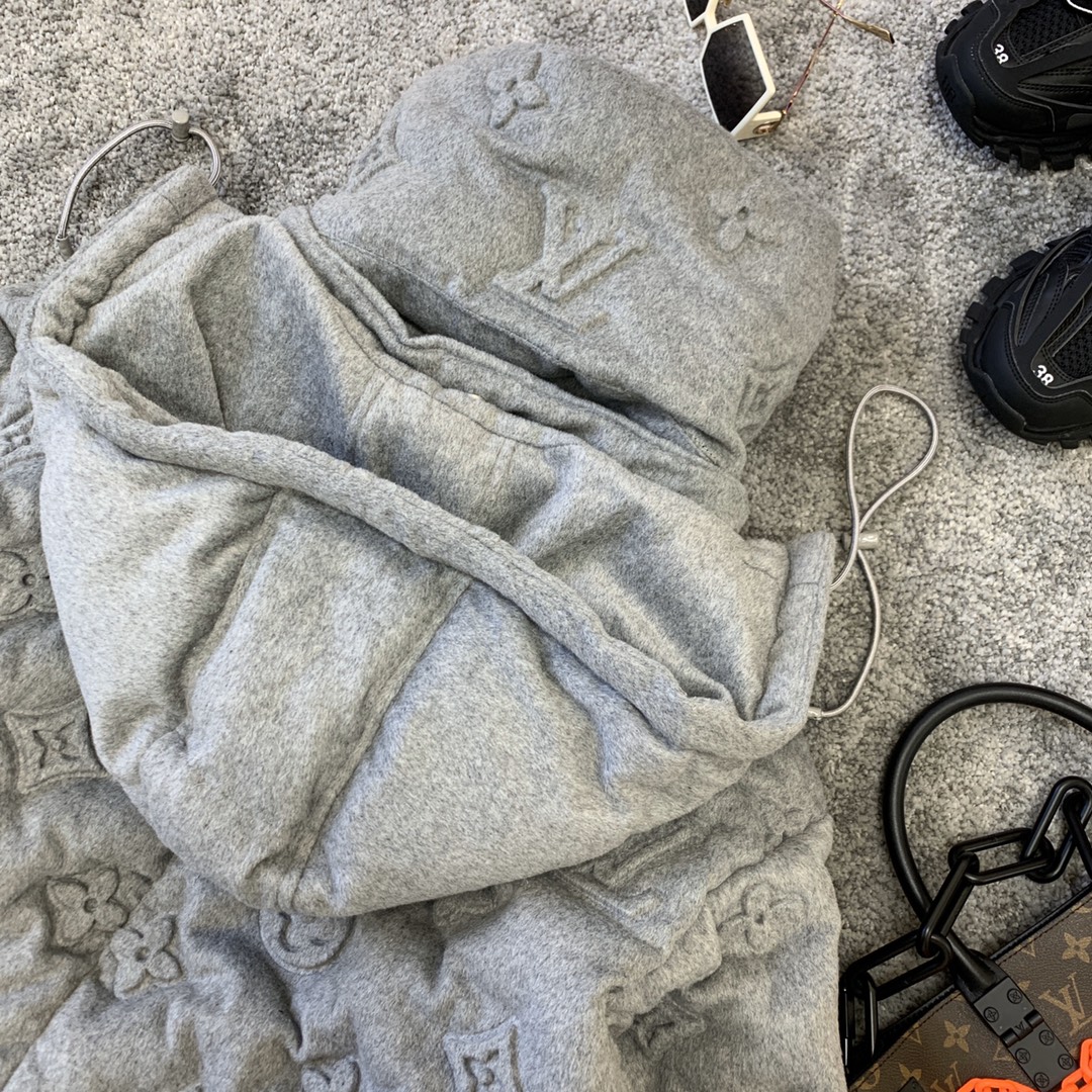 Louis Vuitton 重工 浮雕羽绒服！驴🏠走秀款 气场十足的一件！上身效果太出色了 足以让你在任
