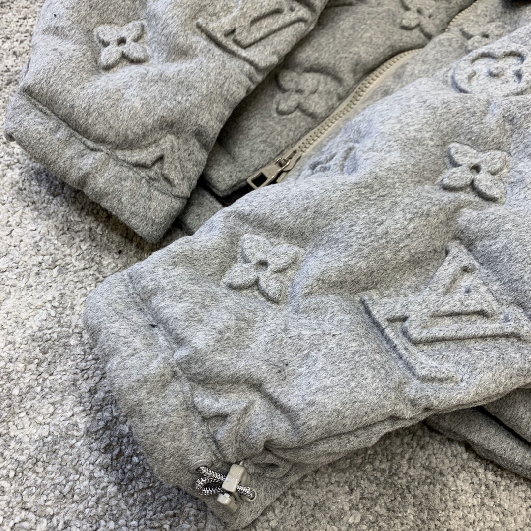 Louis Vuitton 重工 浮雕羽绒服！驴🏠走秀款 气场十足的一件！上身效果太出色了 足以让你在任