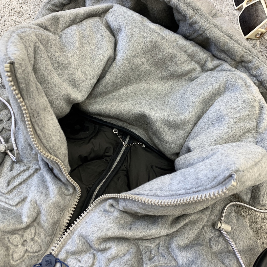 Louis Vuitton 重工 浮雕羽绒服！驴🏠走秀款 气场十足的一件！上身效果太出色了 足以让你在任
