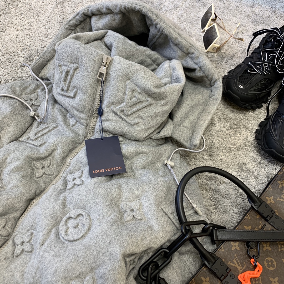 Louis Vuitton 重工 浮雕羽绒服！驴🏠走秀款 气场十足的一件！上身效果太出色了 足以让你在任