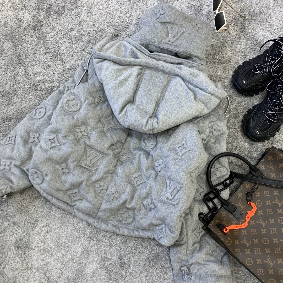 Louis Vuitton 重工 浮雕羽绒服！驴🏠走秀款 气场十足的一件！上身效果太出色了 足以让你在任
