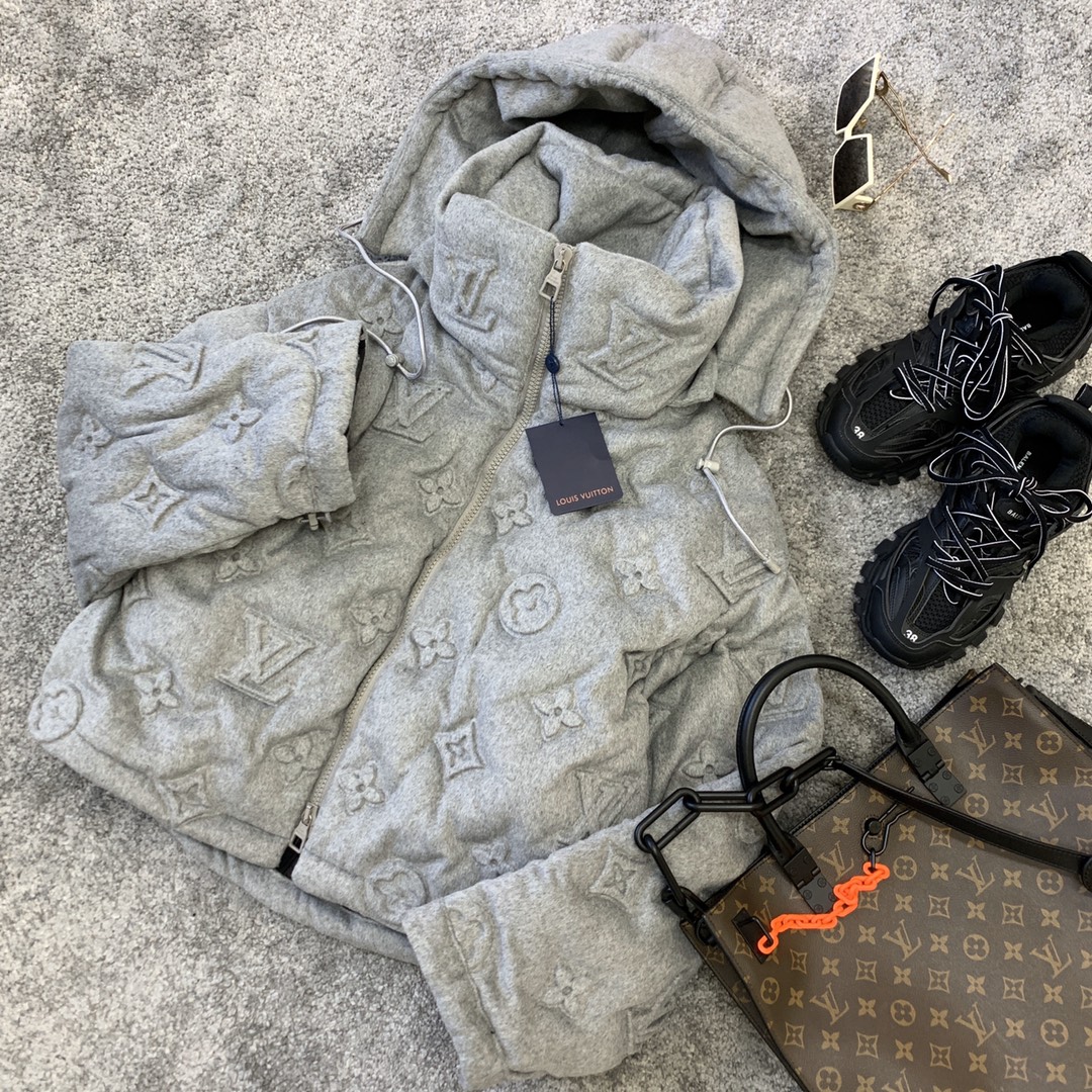 Louis Vuitton 重工 浮雕羽绒服！驴🏠走秀款 气场十足的一件！上身效果太出色了 足以让你在任