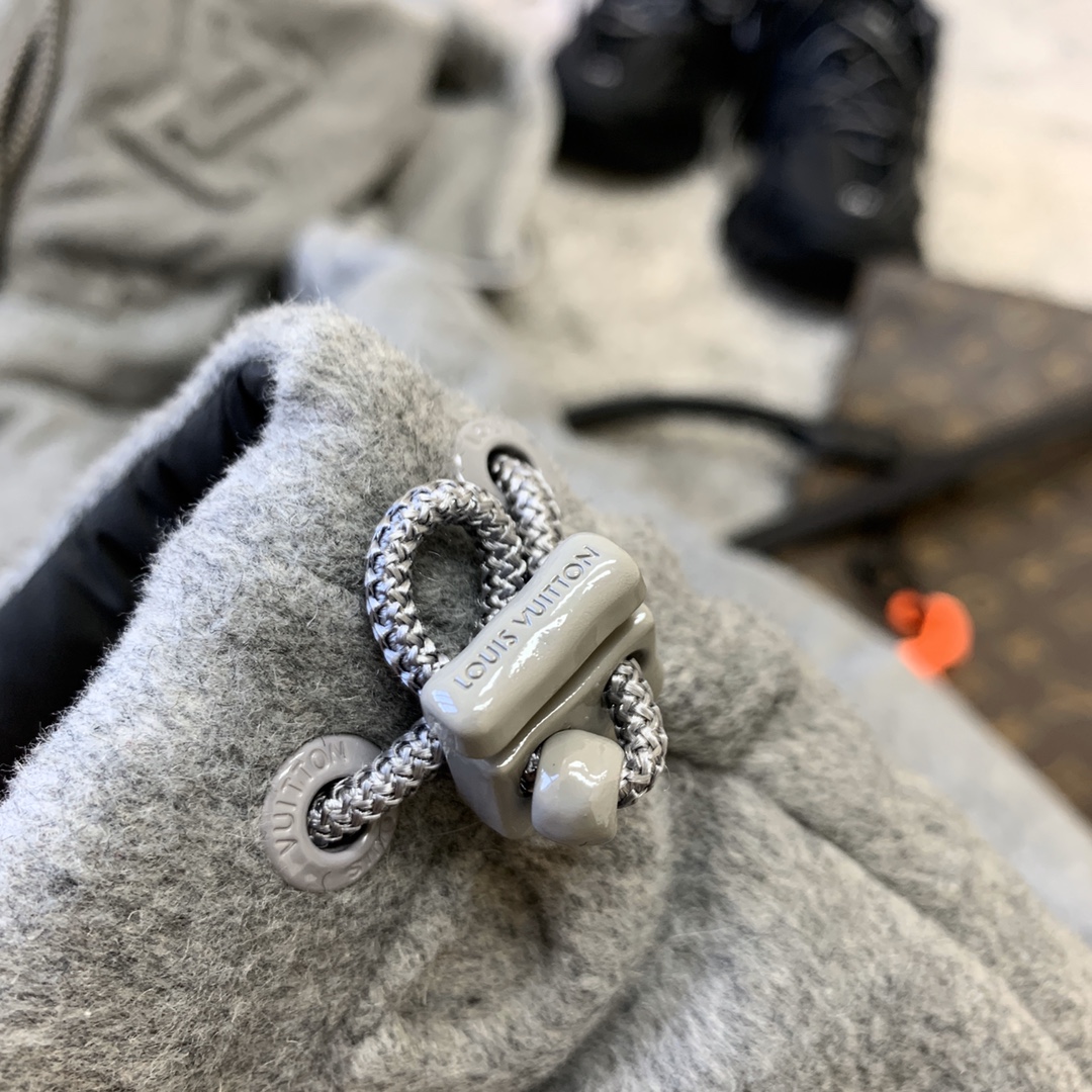 Louis Vuitton 重工 浮雕羽绒服！驴🏠走秀款 气场十足的一件！上身效果太出色了 足以让你在任