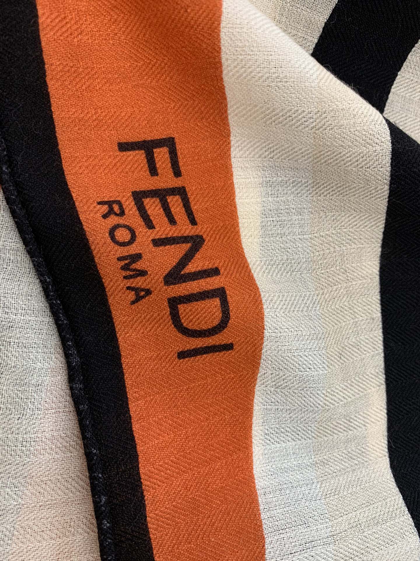 FENDI芬迪顶级人字纹真丝羊绒方巾