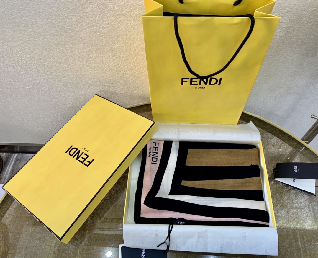 FENDI芬迪顶级人字纹真丝羊绒方巾