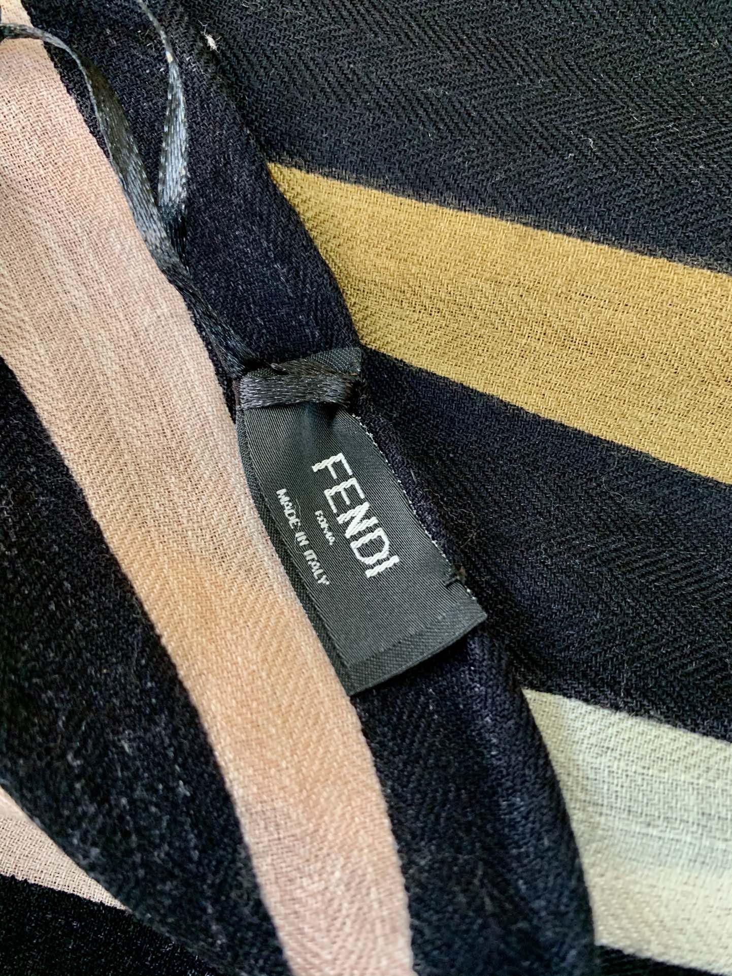 FENDI芬迪顶级人字纹真丝羊绒方巾