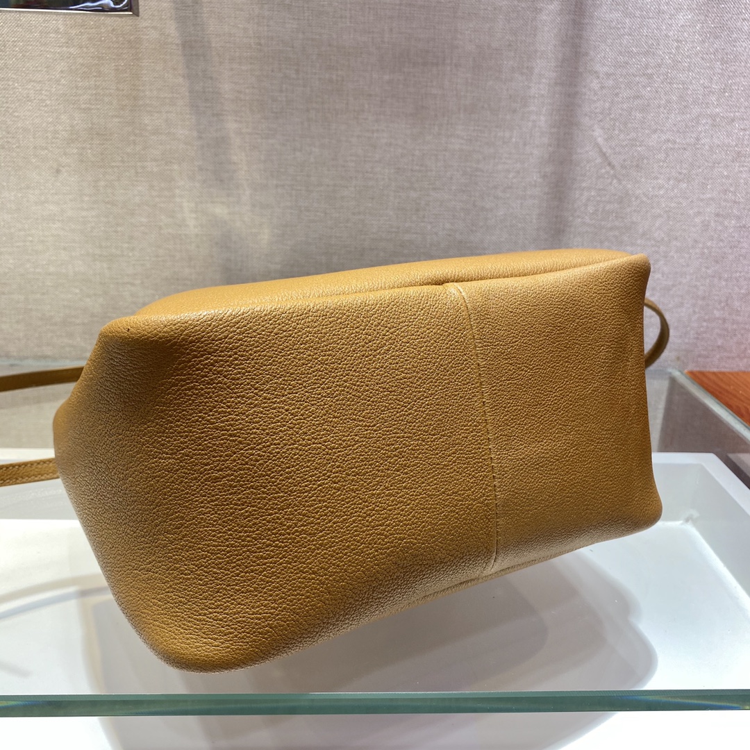 PRADA普拉达柔软鹿皮手提包1BC145