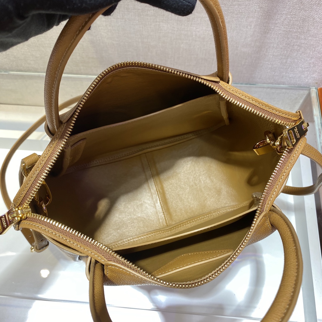 PRADA普拉达柔软鹿皮手提包1BC145