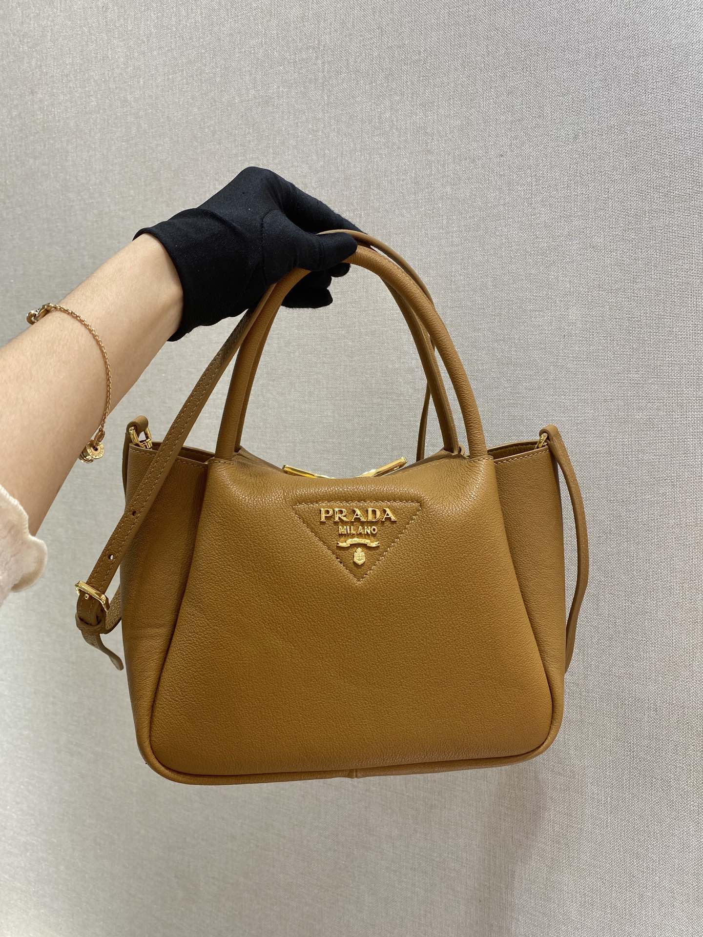 PRADA普拉达柔软鹿皮手提包1BC145