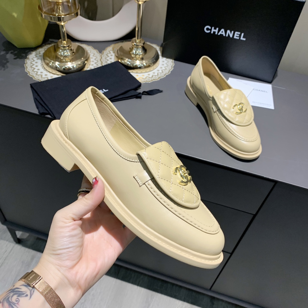 Chanel Zapatos Calzado monocapa Albaricoque Negro Blanco Cuero de vaca Dermis Piel oveja Laca Colección otoño