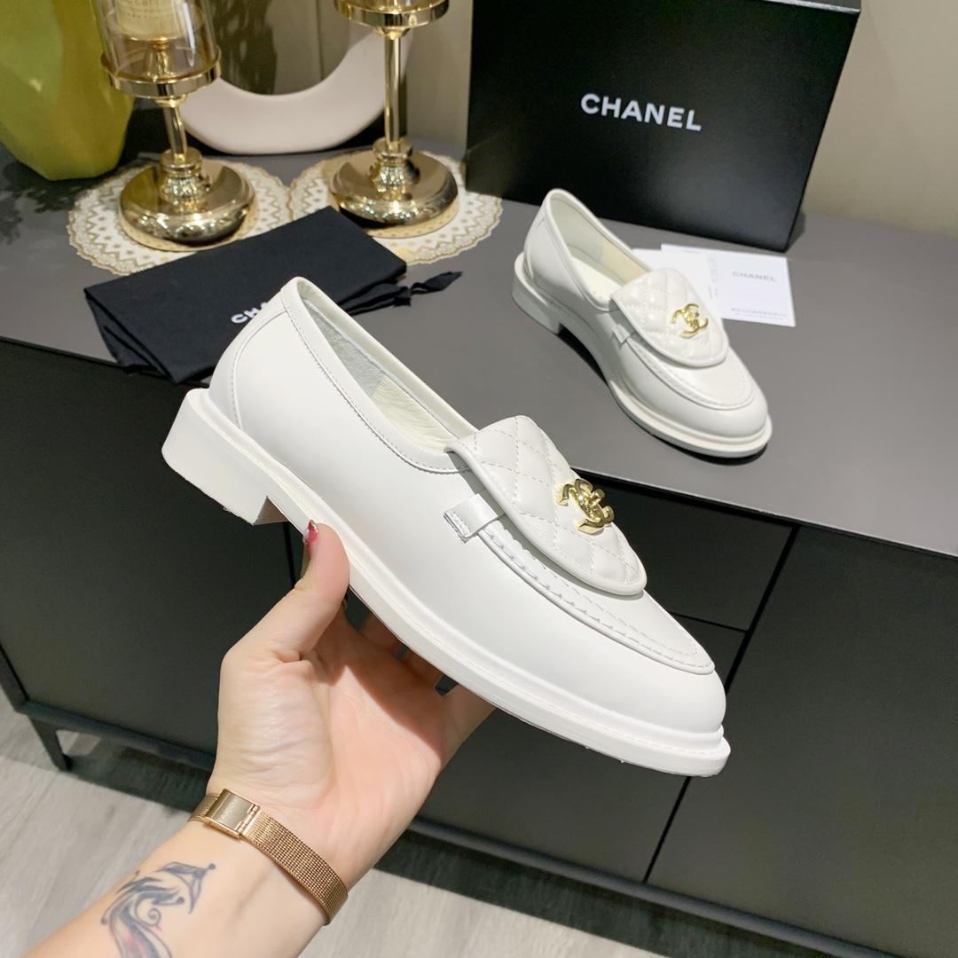 Chanel Zapatos Calzado monocapa Albaricoque Negro Blanco Cuero de vaca Dermis Piel oveja Laca Colección otoño