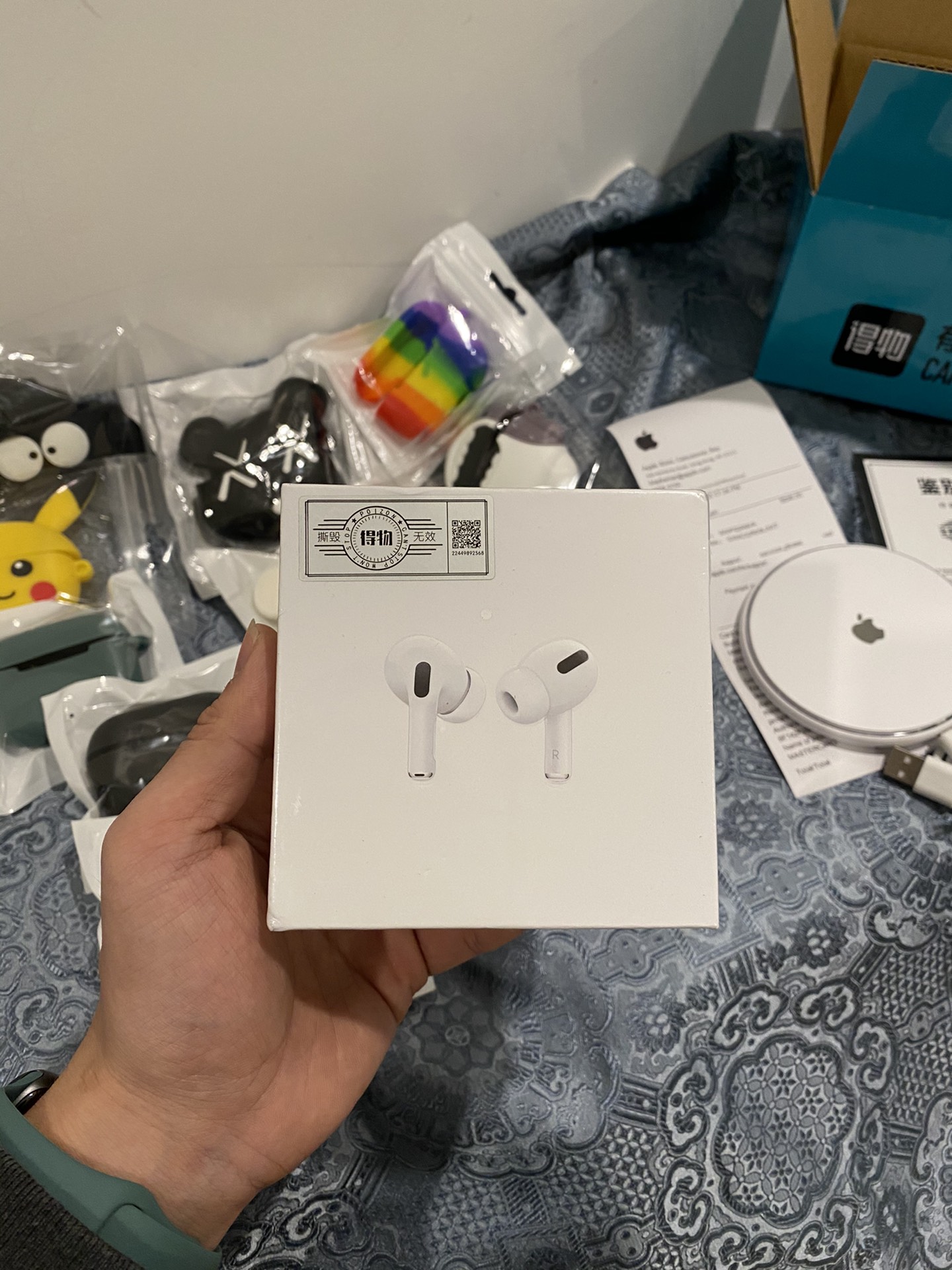 本地自取💰220 放店私聊 苹果AirPodsPro三代耳机 毒版冲正! 原装代工厂壳料 外观细节同步正品! 高通3026高配芯片 真实降噪通透模式 随意切换! 石墨钛1.7低音喇叭 音效完美! 设置随意改名跟定位 带IPX4防水功能! 按压切歌操作 三真电量显示 ACC无损解码! 配套四个原装带网耳塞 配件同步正品! 耳机正常听歌3-4小时,电池盒待机72小时! 赠送专用无线充电盘 保护壳 毒版纸箱 毒证书 专柜小票等全套配件!