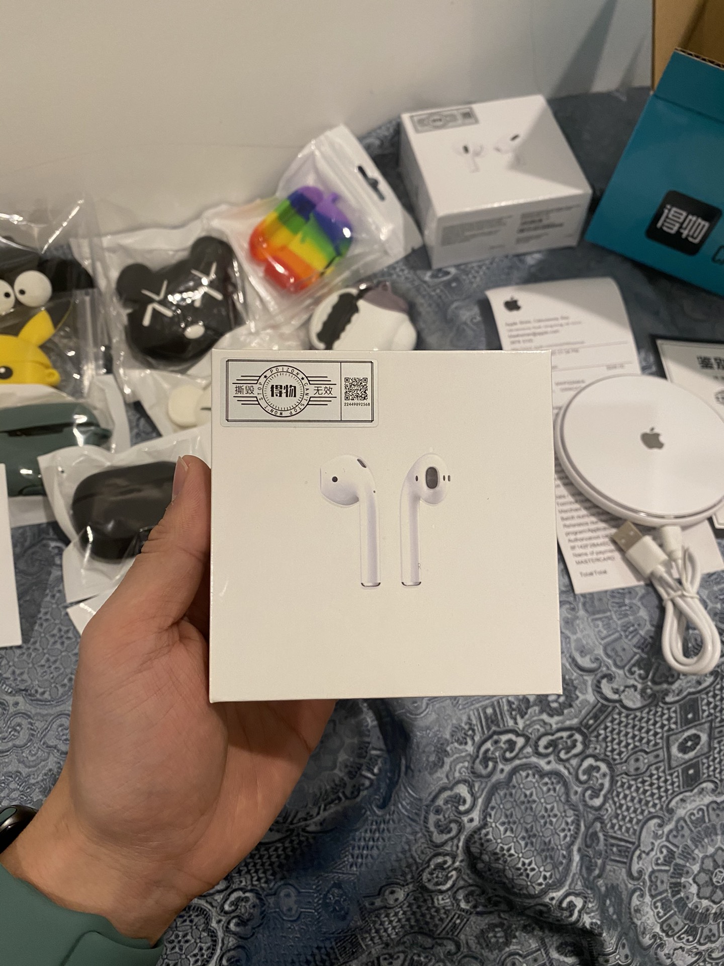 本地自取💰180 放店私聊! 苹果AirPods二代耳机 毒版冲正! 原代工厂外壳材料 手感重量同步正品! 顶级高通3026芯片 市面最好版本 专供冲正! 采用石墨钛1.7喇叭 主打HiFi完美音质 5.0蓝牙解码Aac协议 双耳通话模式! 随意设置改名定位 游戏视频不延迟! 高速弹窗连接 无需手动设置! 耳机充满可使用3-4小时,电池盒待机72小时! 赠送专用无线充电盘 保护壳 毒版纸箱 专柜小票 毒证书等全套配件!