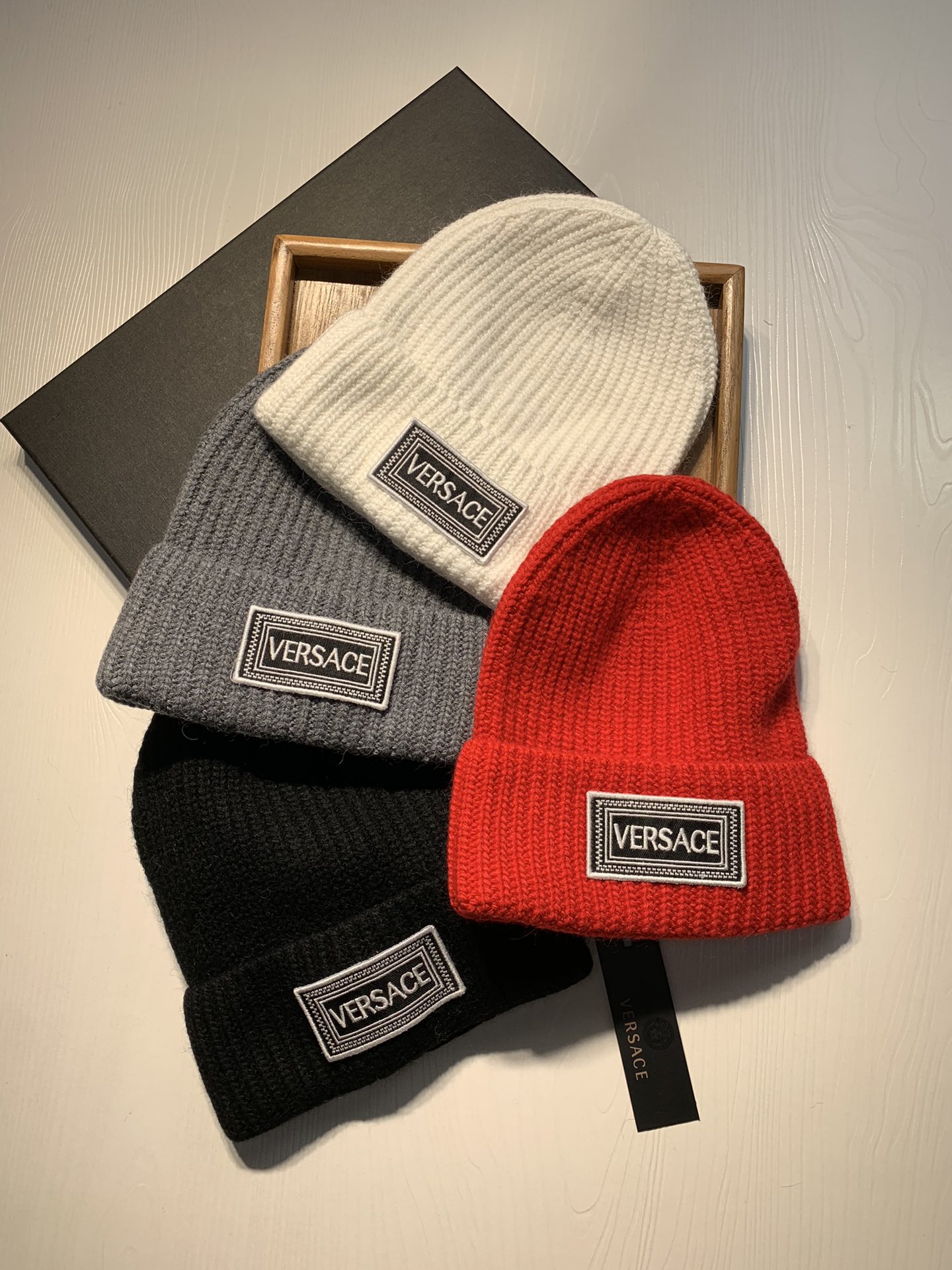 NO:362252,.Versey. [Wool Single Hat] Customers provide wool!  A precious collection of soul hats!  Guest color yarn is very beautiful!  classic!  The touch is soft and greasy. 70 wool 30 rabbit hair. A lamb combed lamb can only produce 30-40g of wool. Such a hat requires three or four lambs. Don’t use ordinary hats on the market to pretend to be. Is the yarn supplied by customers good? The market goods are incomparable!  The top-notch luxury of materials is the charm of the product. Easy access to the counter. Those who mix in the counter must receive it. They love every color. And they are beautiful and endurable!  Men, women, young and old can wear it!  You can beautify the real thing~ Hat Straw Hat Fisherman's Hat Baseball Hat Knitted Hats, Hats, Versace, Espadrilles, Hats.范思哲.【羊毛单帽】客供小羊毛！珍贵典藏的灵魂帽子！客供色纱.每个颜色都非常好看！经典！手感软腻.70羊毛30兔毛.一只小羊精梳过的小羊仅能产出30-40g的羊毛.这么一个帽子得三四只小羊.不要拿市面上普通帽子冒充相比.客供的纱线好吗.市场货没得比！用料顶级奢华这就是产品的魅力.轻松出入专柜.混专柜的来必收.素色每个颜色都爱.而且美耐级了！男女老少均可用佩戴！见到实物你们能美化了～帽子草帽渔夫帽棒球帽针织帽,帽子,versace,espadrilles,hats,hat