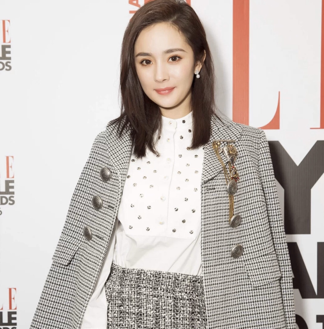 ❤️90包邮/原单代购级别
伯爵耳钉珍珠耳钉！真的是太美啦送人最佳伯爵立体玫瑰耳钉🎀🎁亚金镀白金镶嵌闪钻✨💓高档时尚气质饰品