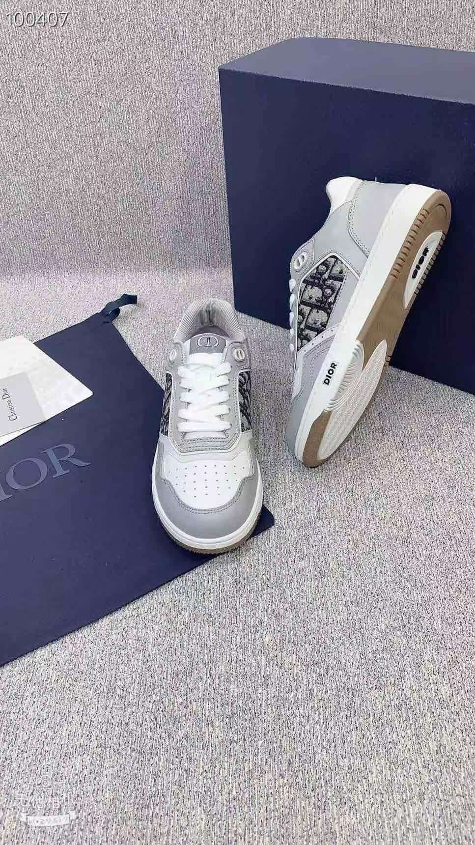 Dior 迪奥  专柜正品1-21早春英伦风做工 细节都堪称完美面料顶级:内里透丝面料柔软舒适质量真的是太完美了,专柜品质撞色定位拼接设计时尚休闲个性上脚大气女神范简约线条设计,立体剪栽,超级无敌有范儿,怎么搭配都好看,超级流行的元素和颜色整套穿着青春靓丽,轻松自在的在人群中吸晴养眼穿着效果,休闲舒适又时尚百搭,没有年龄感的高品质休闲套装,女码数35-40男码数38-45 材料 面料：进口牛皮+顶级电绣 垫脚：原版开模垫脚 大底：双色tpu大底