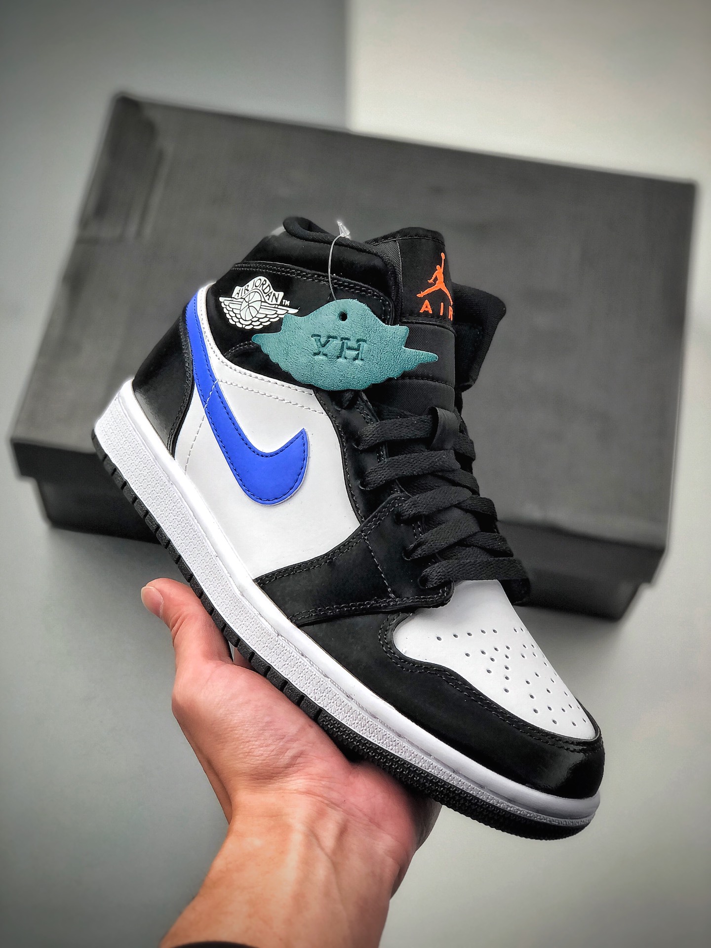 Jordan Mid AJ1 Panda azul y blanco, Air Jordan 1 Mid "Astronomy Blue" (GS) Panda azul y blanco, con un aspecto clásico …