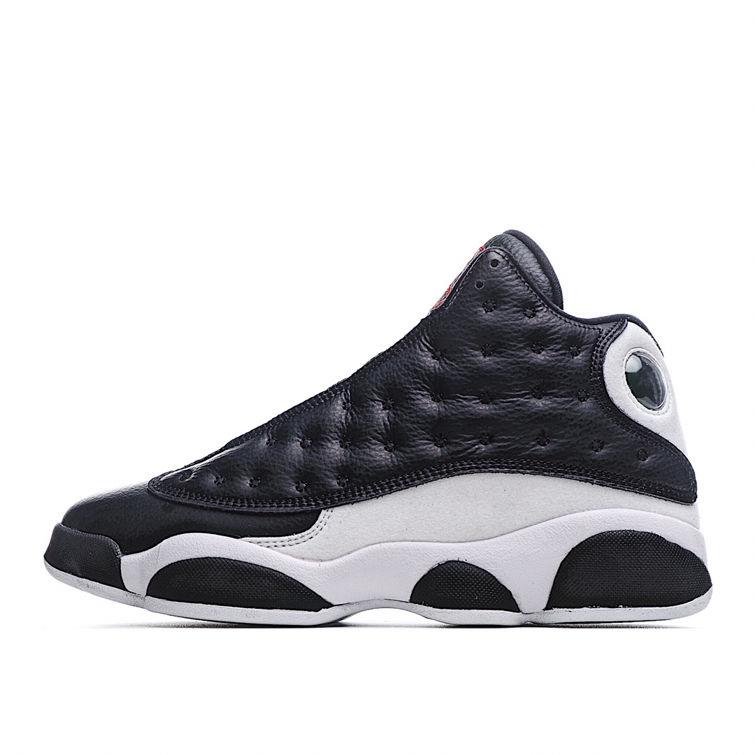 I0 Air Jordan 13 “Reverse He Got Game”反转熊猫乔丹13代 将“爱与尊重”配色中的黑白两色反转对调，黑色鞋身主体，白色中底，黑色豹掌 鞋舌红色 Jumpman Logo 点缀，鞋带前端位置相同配色 Jordan 标签点缀，整体配色风格同样十分犀利 黑白配色的 Air Jordan 13 上脚效果无需多说，简洁干练又高级，与各种裤装都百搭