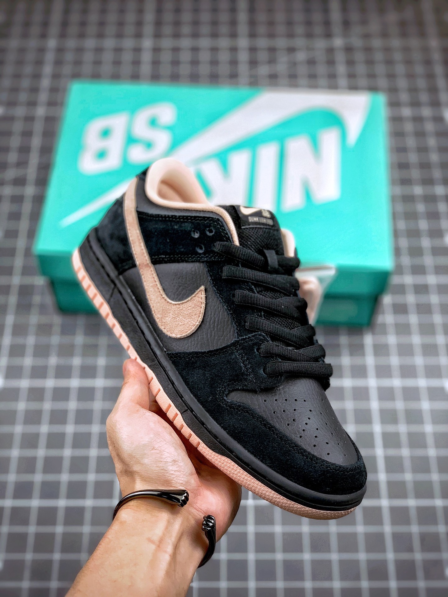 NK SB Dunk Low Pro BQ6817-003
Taglia 36 36.5 37.5 38 38.5 39 40 40.5 41 42 42.5 43 44 44.5 45.46