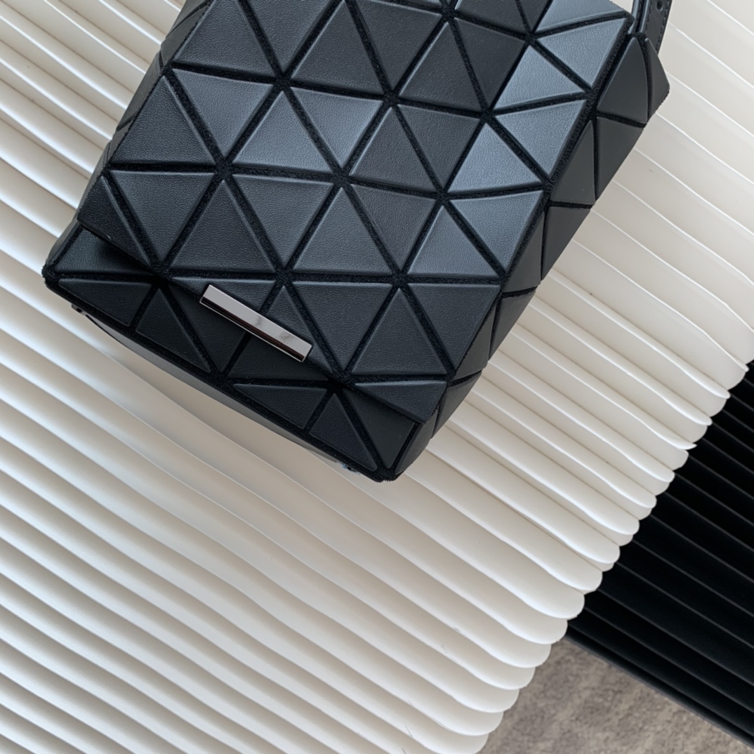 三宅一生｜ISSEY MIYAKE 翻盖水晶包BB03-AG282