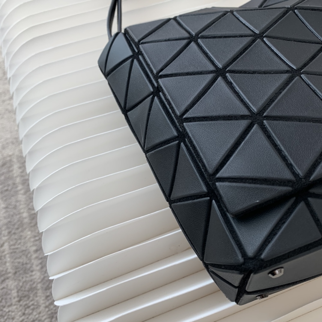 三宅一生｜ISSEY MIYAKE 翻盖水晶包BB03-AG282