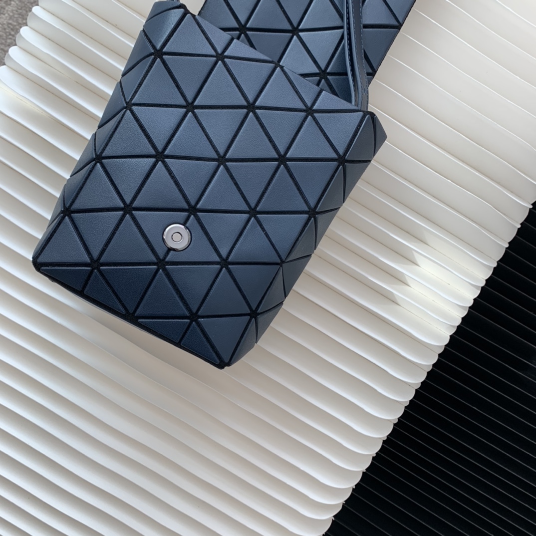 三宅一生｜ISSEY MIYAKE 翻盖水晶包BB03-AG282